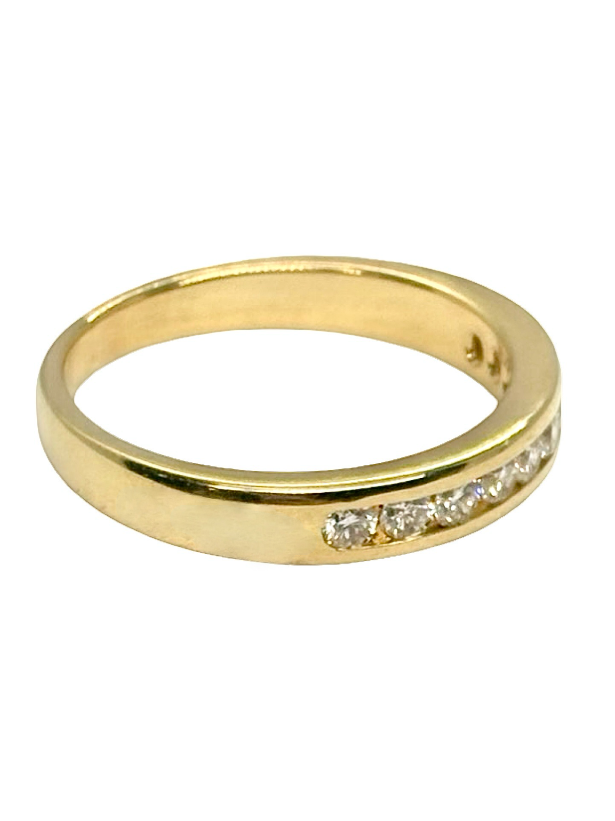 Demi-alliance en or jaune 18 carats (750/1000) sertie de diamants naturels d’un poids total de 0,50 carat. Cette bague en or jaune et diamants séduit par son éclat et son élégance intemporelle. Son sertissage délicat met en valeur la brillance des pierres précieuses. Idéale comme alliance diamant, bague de mariage ou bijou à associer à une bague de fiançailles, cette demi-alliance en or jaune apporte une touche raffinée au quotidien. Un bijou précieux qui allie finesse, luminosité et sophistication.