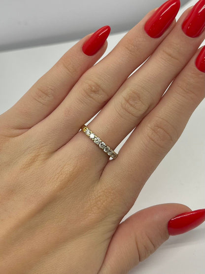 Élégante et lumineuse, cette demi-alliance en or jaune 18 carats est sertie de diamants scintillants totalisant 0,72 carat. Son design raffiné souligne avec grâce chaque mouvement. Idéale pour célébrer un moment précieux ou compléter une parure, elle incarne l’alliance parfaite entre éclat et intemporalité.
