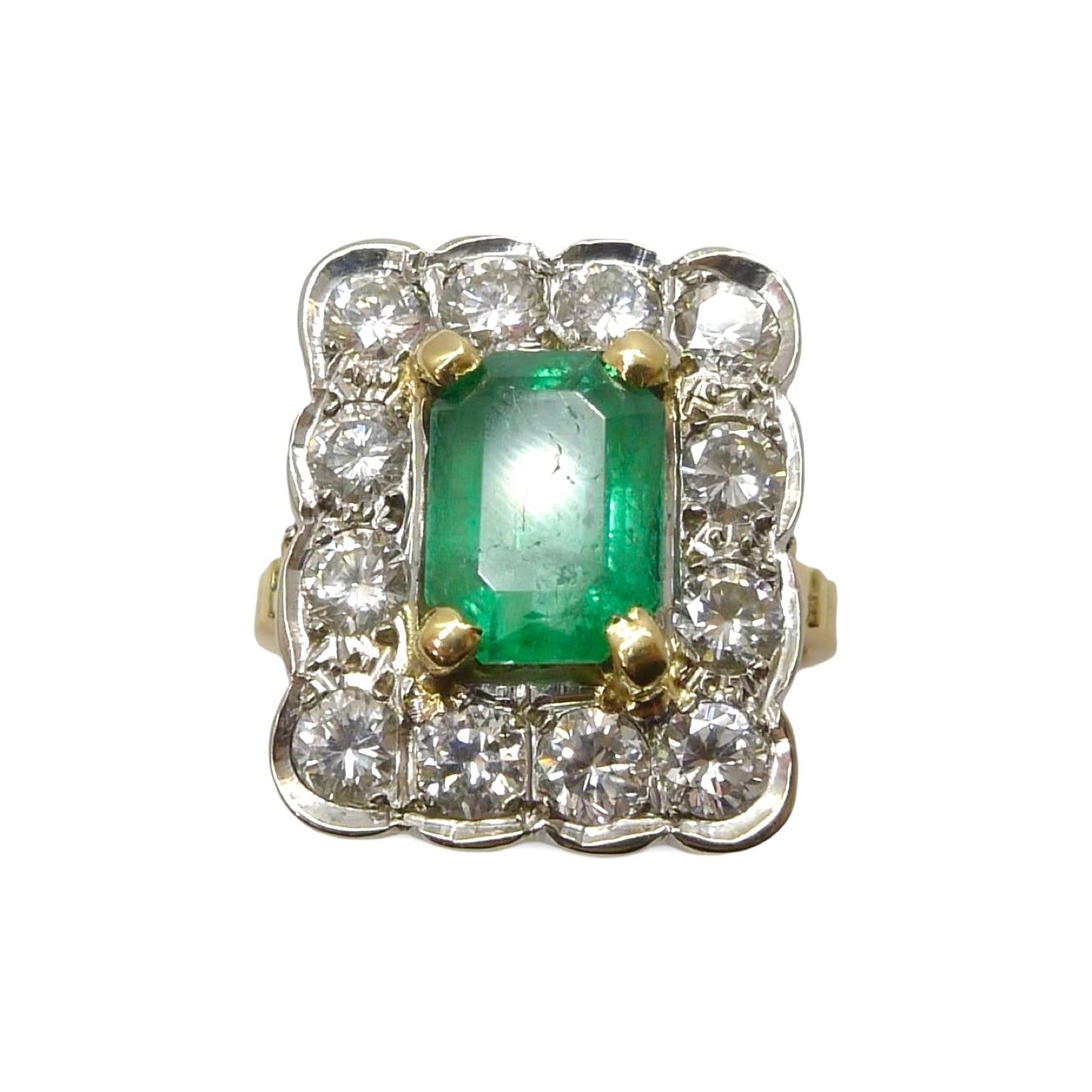 Succombez au charme de cette bague en or jaune et or blanc, sublimée par une somptueuse émeraude et des diamants scintillants, pour un total de 1,2 ct. Un bijou raffiné qui joue sur les contrastes des métaux précieux pour mettre en valeur l’éclat naturel des pierres. Idéale pour une occasion spéciale ou pour apporter une touche d’élégance unique à votre collection.