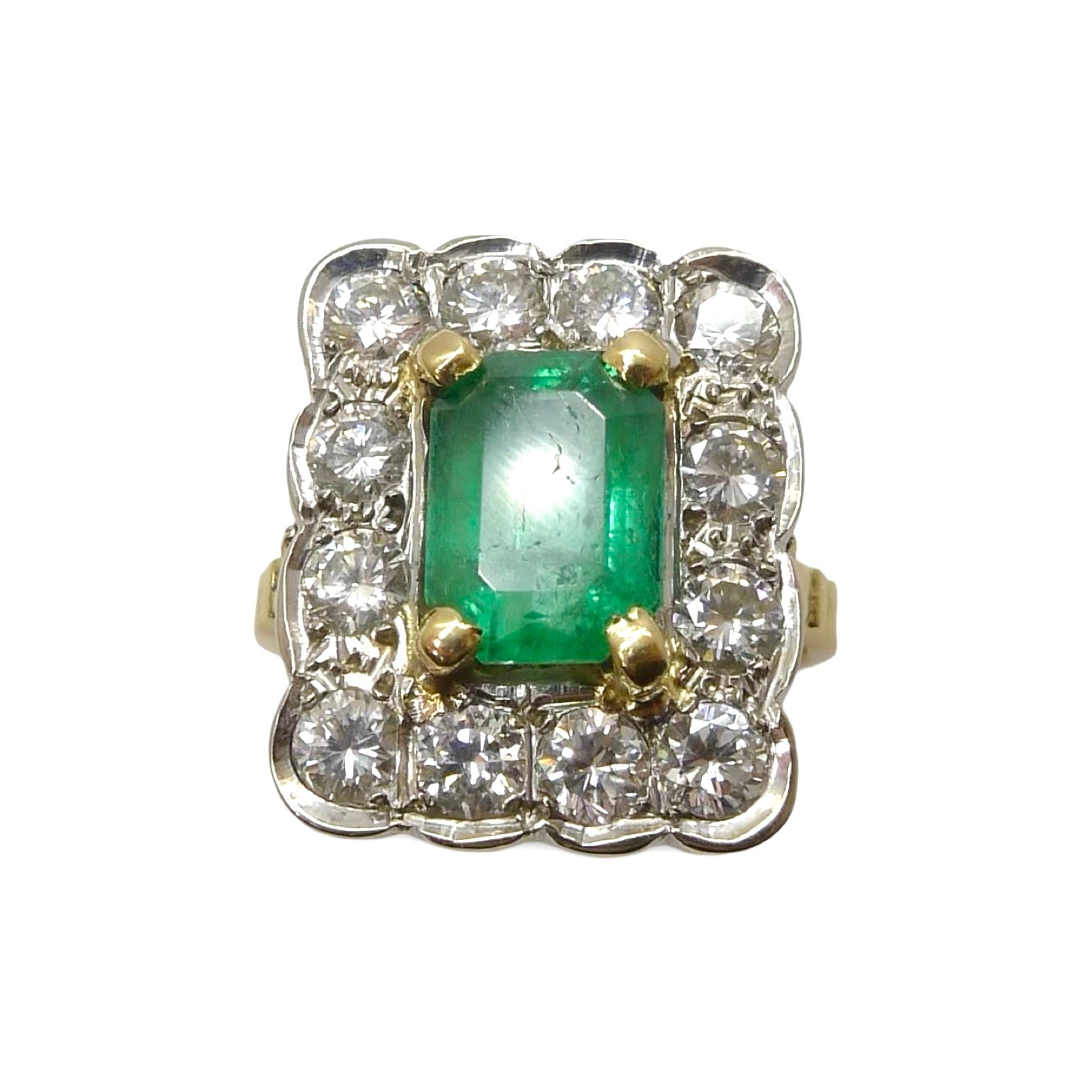 Succombez au charme de cette bague en or jaune et or blanc, sublimée par une somptueuse émeraude et des diamants scintillants, pour un total de 1,2 ct. Un bijou raffiné qui joue sur les contrastes des métaux précieux pour mettre en valeur l’éclat naturel des pierres. Idéale pour une occasion spéciale ou pour apporter une touche d’élégance unique à votre collection.