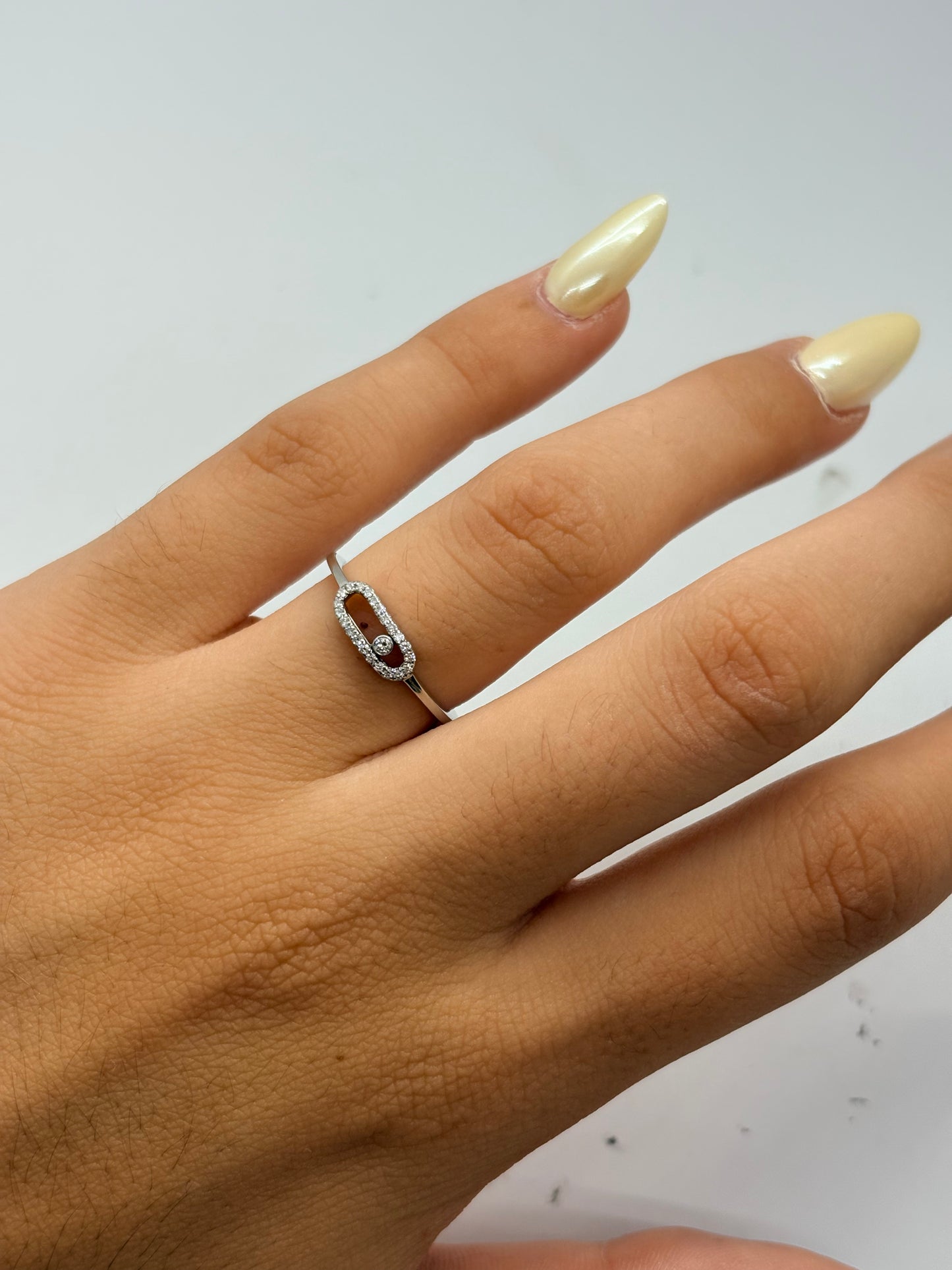 Bague Messika Move Uno en or blanc 18K sertie de diamants totalisant 0,15 ct. Cette bague de joaillerie signée Messika associe l’élégance de l’or blanc 18 carats à l’éclat délicat des diamants. Inspirée du célèbre modèle Move Uno, cette bague diamant séduit par son design contemporain, raffiné et intemporel. Un bijou précieux et élégant, idéal à porter au quotidien ou pour compléter une collection de bijoux en or blanc.
