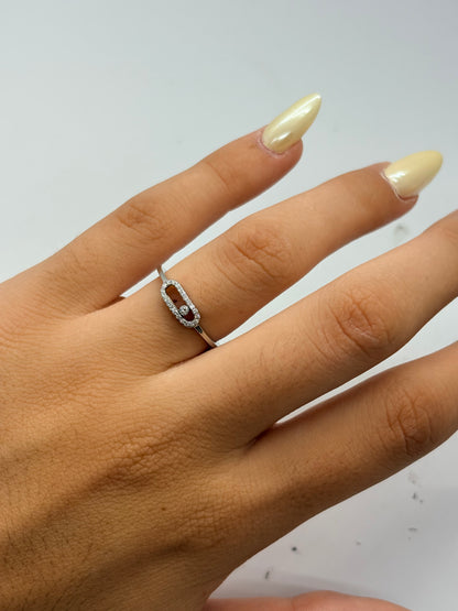 Bague Messika Move Uno en or blanc 18K sertie de diamants totalisant 0,15 ct. Cette bague de joaillerie signée Messika associe l’élégance de l’or blanc 18 carats à l’éclat délicat des diamants. Inspirée du célèbre modèle Move Uno, cette bague diamant séduit par son design contemporain, raffiné et intemporel. Un bijou précieux et élégant, idéal à porter au quotidien ou pour compléter une collection de bijoux en or blanc.
