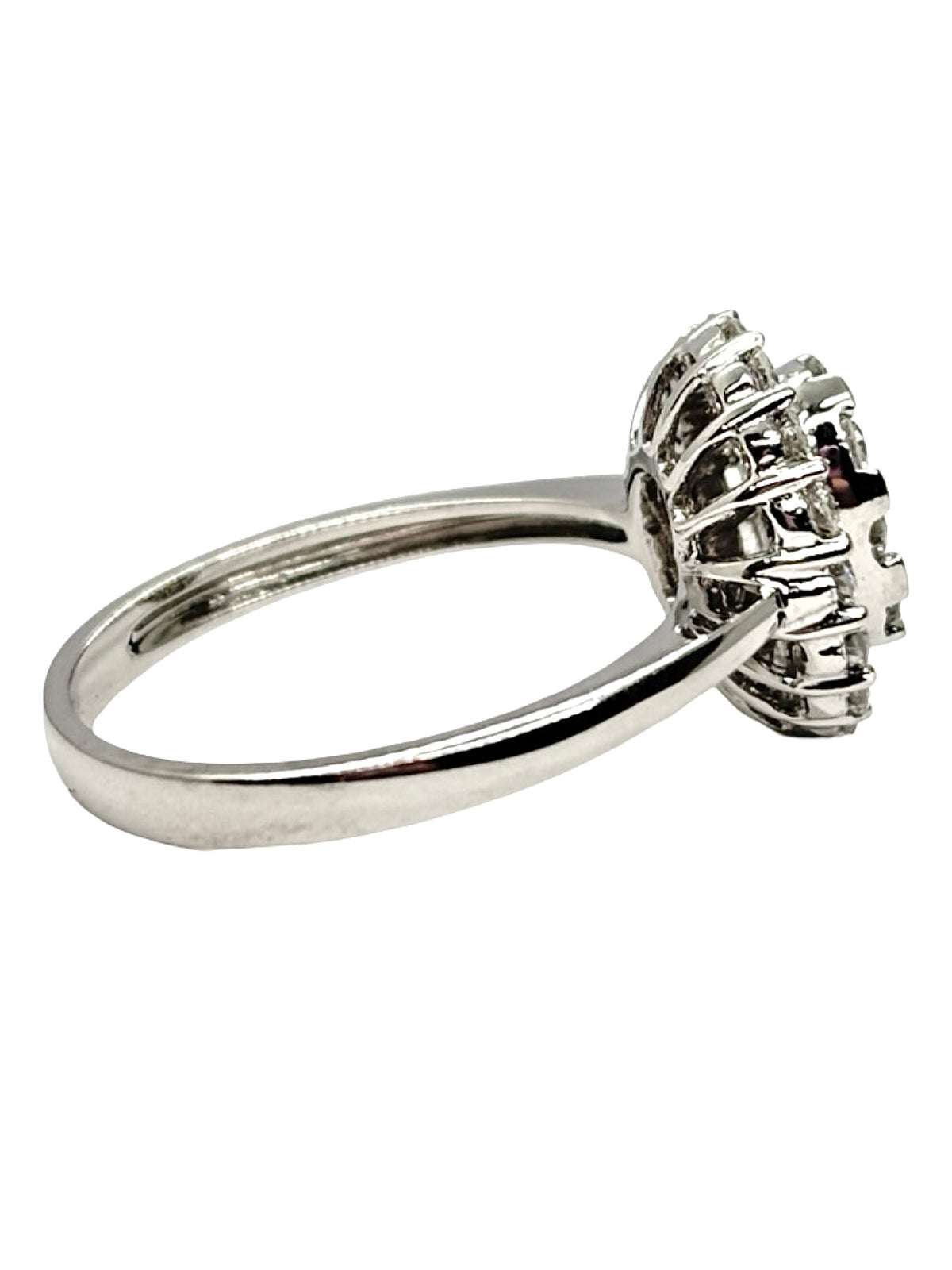 Bague en or blanc 18K sertie de diamants totalisant 1 ct. Cette bague de joaillerie élégante met en valeur l’éclat naturel des diamants sur un anneau en or blanc 18 carats. Son design raffiné et intemporel en fait un bijou précieux idéal pour sublimer une tenue au quotidien ou lors d’une occasion spéciale. Une bague diamant en or blanc 18K alliant élégance, finesse et sophistication.