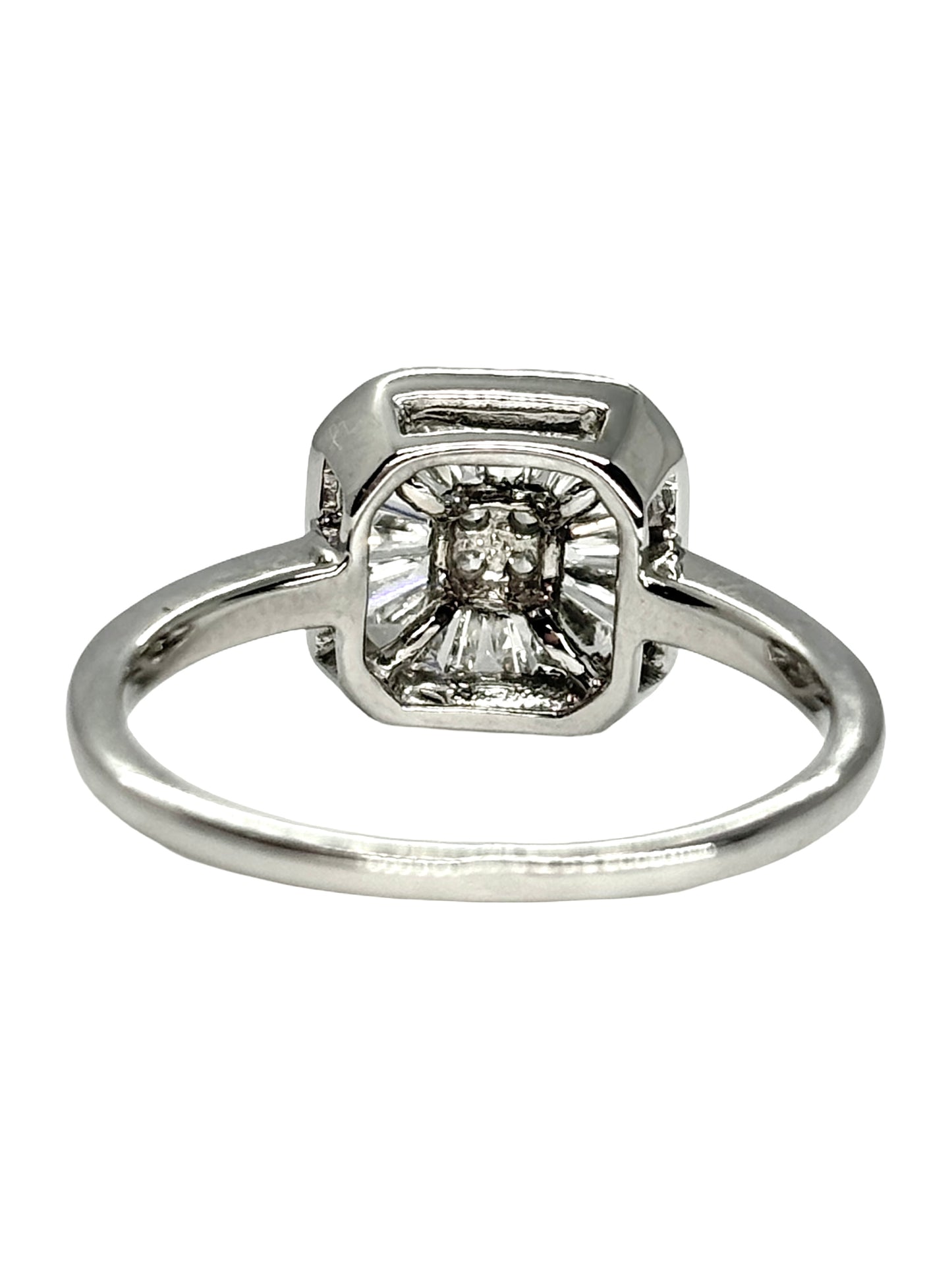 Bague en or blanc 18K sertie de diamants pour une élégance intemporelle. Cette bague joaillerie en or blanc 18 carats et diamants 0,50 ct se distingue par son design raffiné et son éclat lumineux. La bague précieuse met en valeur la brillance des diamants délicatement sertis sur l’or blanc. Une création élégante et sophistiquée, idéale pour sublimer une tenue ou offrir un bijou précieux. Bague diamant en or blanc 18K, parfaite pour les amateurs de joaillerie raffinée.
