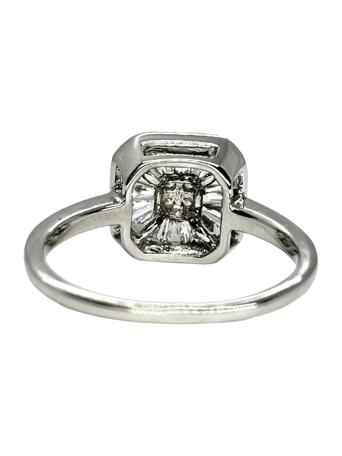 Bague en or blanc 18K sertie de diamants pour une élégance intemporelle. Cette bague joaillerie en or blanc 18 carats et diamants 0,50 ct se distingue par son design raffiné et son éclat lumineux. La bague précieuse met en valeur la brillance des diamants délicatement sertis sur l’or blanc. Une création élégante et sophistiquée, idéale pour sublimer une tenue ou offrir un bijou précieux. Bague diamant en or blanc 18K, parfaite pour les amateurs de joaillerie raffinée.