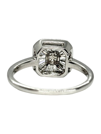 Bague en or blanc 18K sertie de diamants pour une élégance intemporelle. Cette bague joaillerie en or blanc 18 carats et diamants 0,50 ct se distingue par son design raffiné et son éclat lumineux. La bague précieuse met en valeur la brillance des diamants délicatement sertis sur l’or blanc. Une création élégante et sophistiquée, idéale pour sublimer une tenue ou offrir un bijou précieux. Bague diamant en or blanc 18K, parfaite pour les amateurs de joaillerie raffinée.
