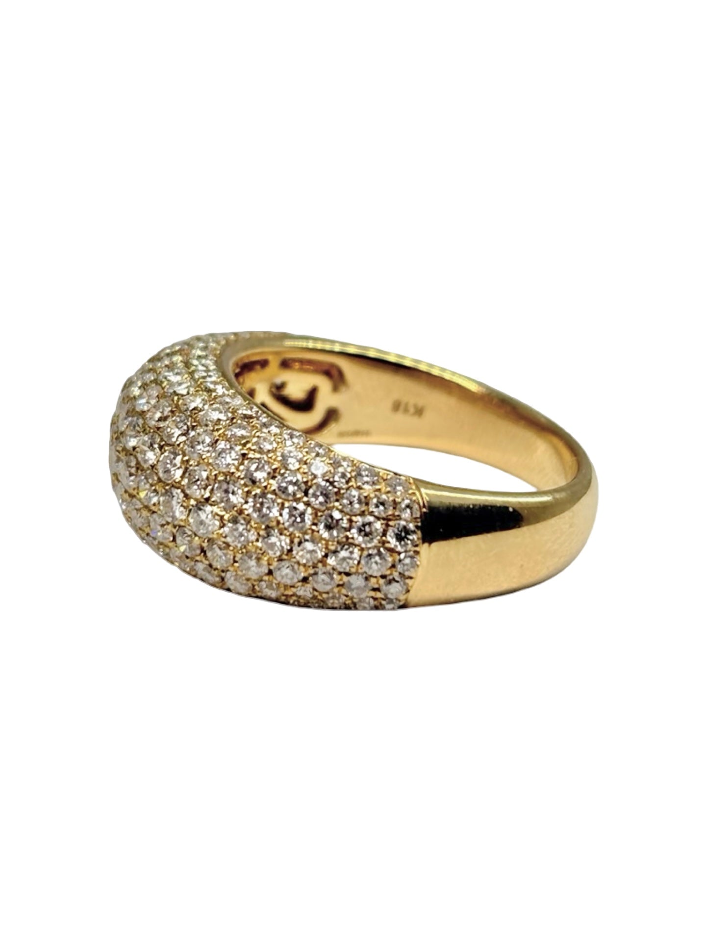 Bague en or jaune 18K (750‰) sertie de diamants totalisant 2,06 carats. Cette bague de luxe allie l'éclat chaleureux de l'or jaune à la brillance exceptionnelle des diamants pour offrir un bijou raffiné et intemporel. Idéale comme bague de fiançailles, bague de cérémonie ou cadeau d'exception, elle séduit par son élégance et son savoir-faire joaillier. Un modèle précieux conçu pour sublimer chaque occasion et traverser le temps avec élégance.