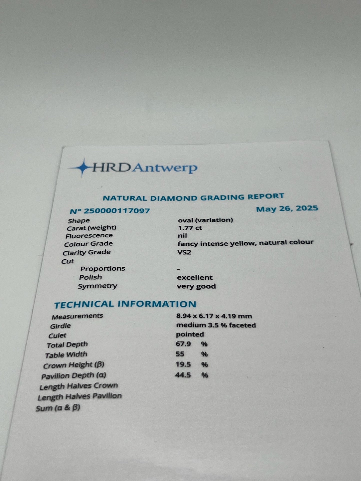Bague en or jaune 18 carats sertie d’un diamant Fancy Intense Yellow de 1,77 ct, taillé avec précision. Pièce d’exception au design élégant, idéale pour un bijou de fiançailles ou une collection. Le diamant jaune intense offre une couleur rare et vibrante. Monture raffinée mettant en valeur la pierre centrale. Bijou de luxe unique.
