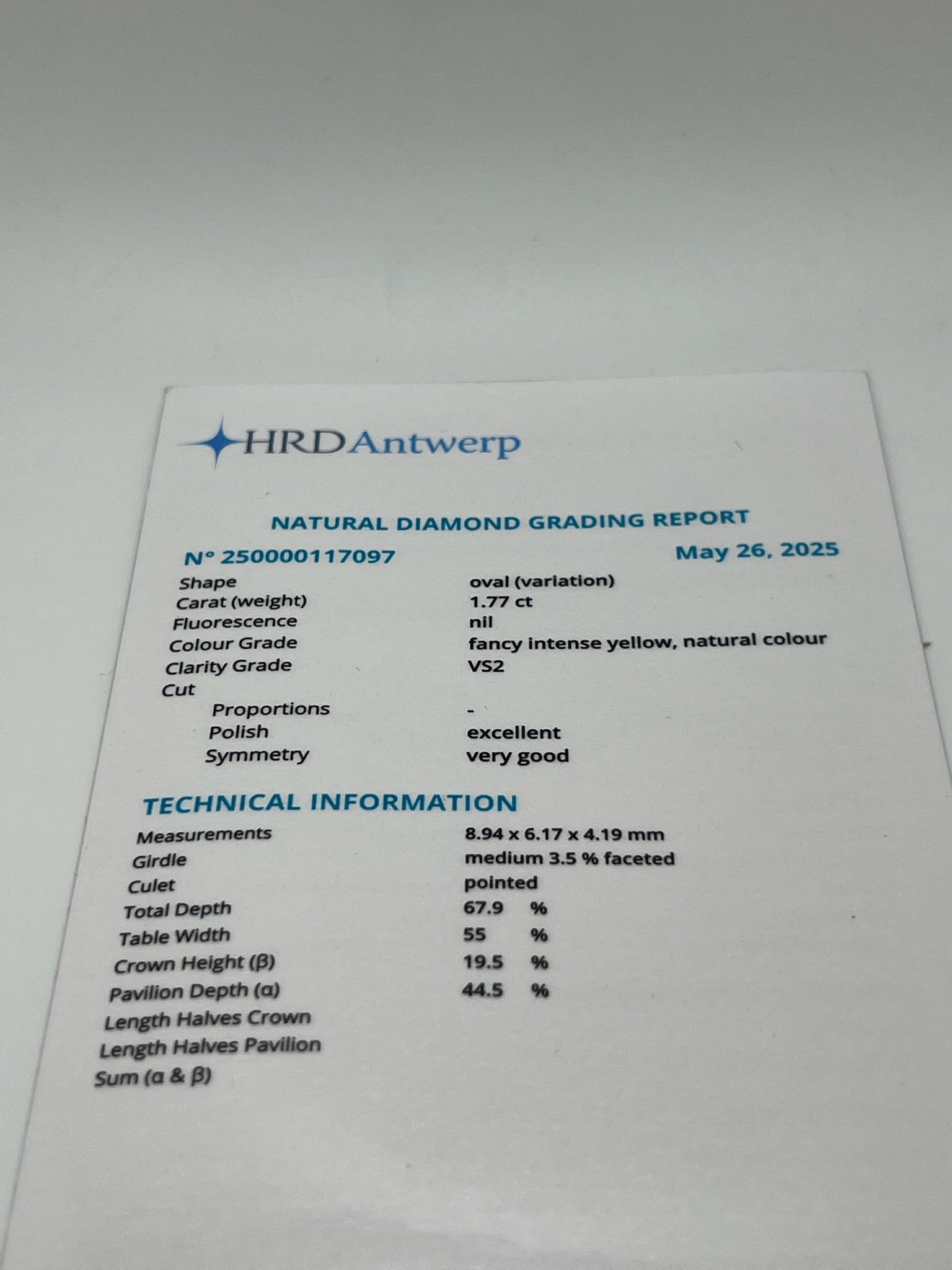 Bague en or jaune 18 carats sertie d’un diamant Fancy Intense Yellow de 1,77 ct, taillé avec précision. Pièce d’exception au design élégant, idéale pour un bijou de fiançailles ou une collection. Le diamant jaune intense offre une couleur rare et vibrante. Monture raffinée mettant en valeur la pierre centrale. Bijou de luxe unique.