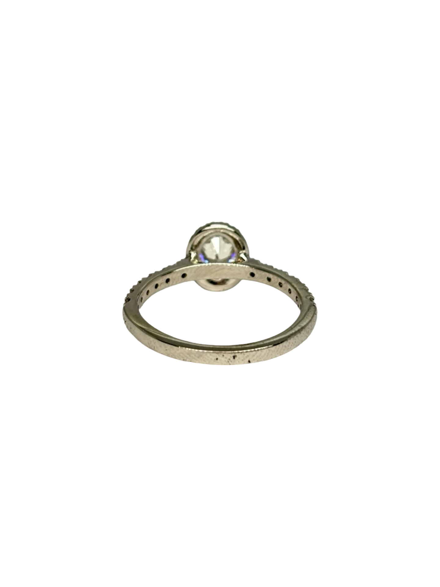 Bague solitaire en or blanc 18K ornée d’un diamant de 0,80 carat. Cette bague en or blanc 18 carats met en valeur un diamant central de 0,80 ct, idéal pour une demande en mariage, des fiançailles ou une occasion particulière. Son design intemporel et élégant sublime la pierre précieuse et apporte une touche de raffinement. Une bague solitaire en diamant délicate et lumineuse, parfaite pour celles qui recherchent un bijou classique et sophistiqué.