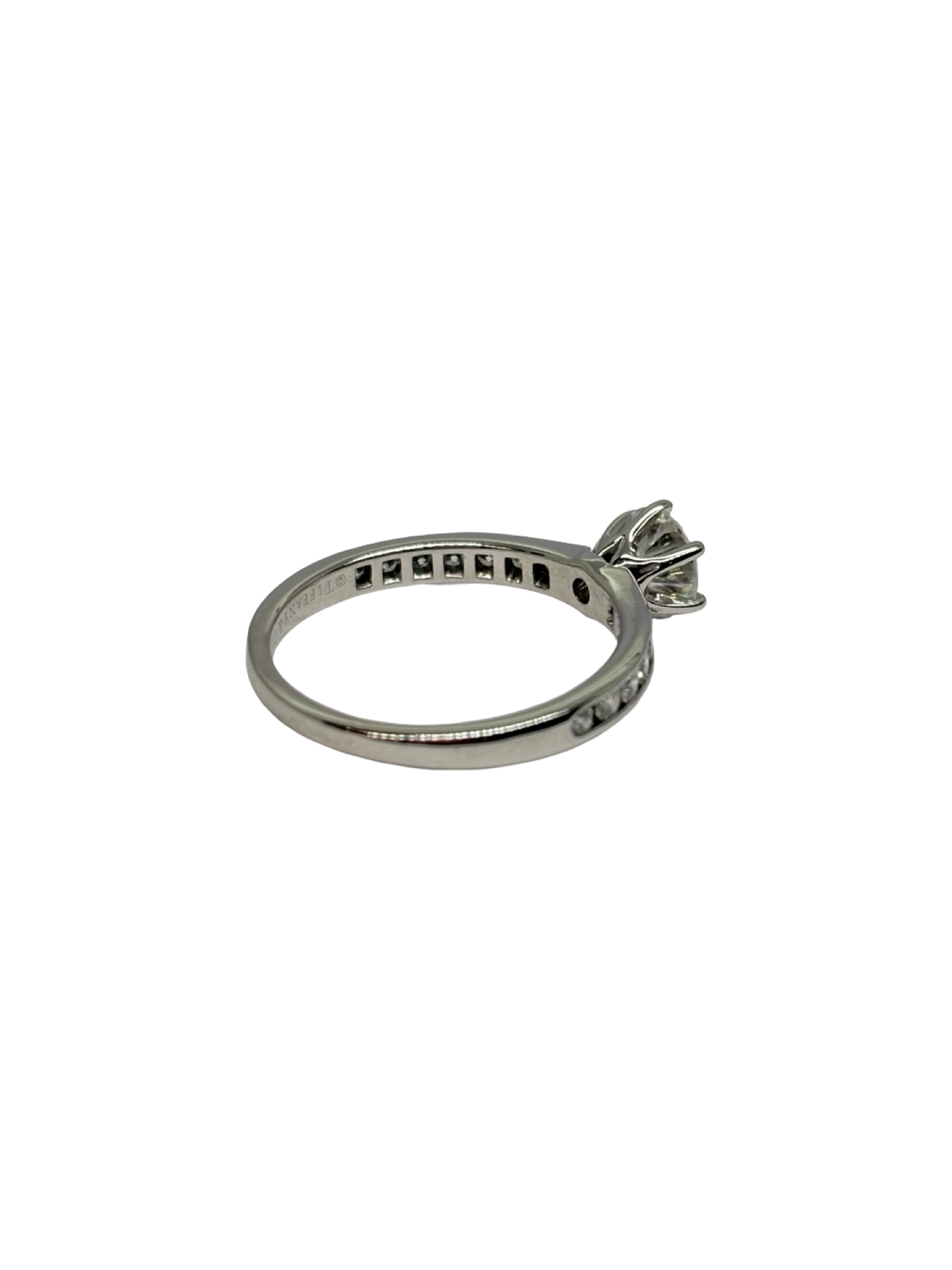 Bague solitaire Tiffany & Co en platine 950 sertie d’un diamant de 0,80 ct. Cette bague de joaillerie élégante séduit par son design intemporel et son diamant lumineux. Une création raffinée de la maison Tiffany & Co, idéale comme bague de fiançailles ou bijou précieux à offrir. Découvrez cette bague solitaire en platine 950, symbole d’élégance et de savoir-faire joaillier.