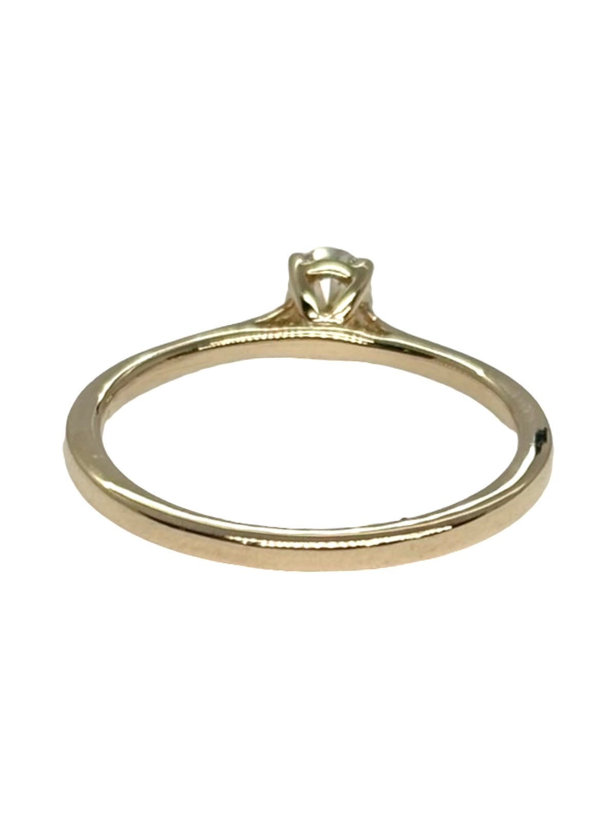 Bague solitaire en or jaune 18 carats (750/1000) sertie d’un diamant de 0,35 carat. Ce bijou élégant met en valeur l’éclat du diamant central, sublimé par la chaleur lumineuse de l’or jaune. Cette bague en or jaune et diamant séduit par son style intemporel et raffiné. Idéale comme bague de fiançailles, solitaire diamant ou cadeau précieux, elle symbolise l’amour et l’engagement. Un bijou délicat qui associe élégance classique, brillance et sophistication pour accompagner chaque occasion.
