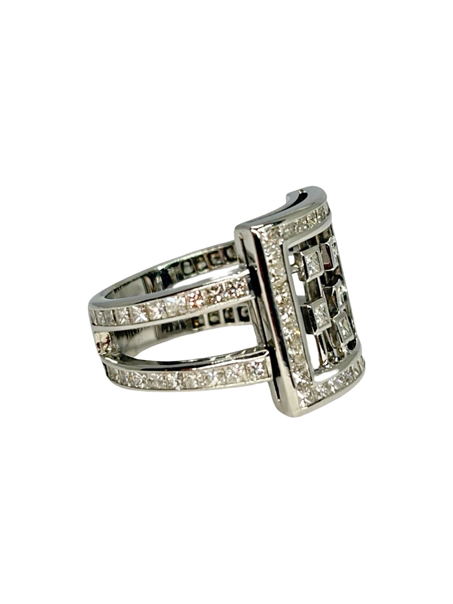 Bague en or blanc 18K (750/1000) sertie de diamants naturels totalisant 1,10 ct. Son design raffiné met en valeur l'éclat des pierres et la pureté de l'or blanc, offrant un bijou élégant et intemporel. Idéale pour une bague de fiançailles, un anniversaire ou un cadeau précieux, cette création allie finesse, brillance et savoir-faire joaillier. Une bague en diamants pensée pour sublimer chaque tenue avec élégance.