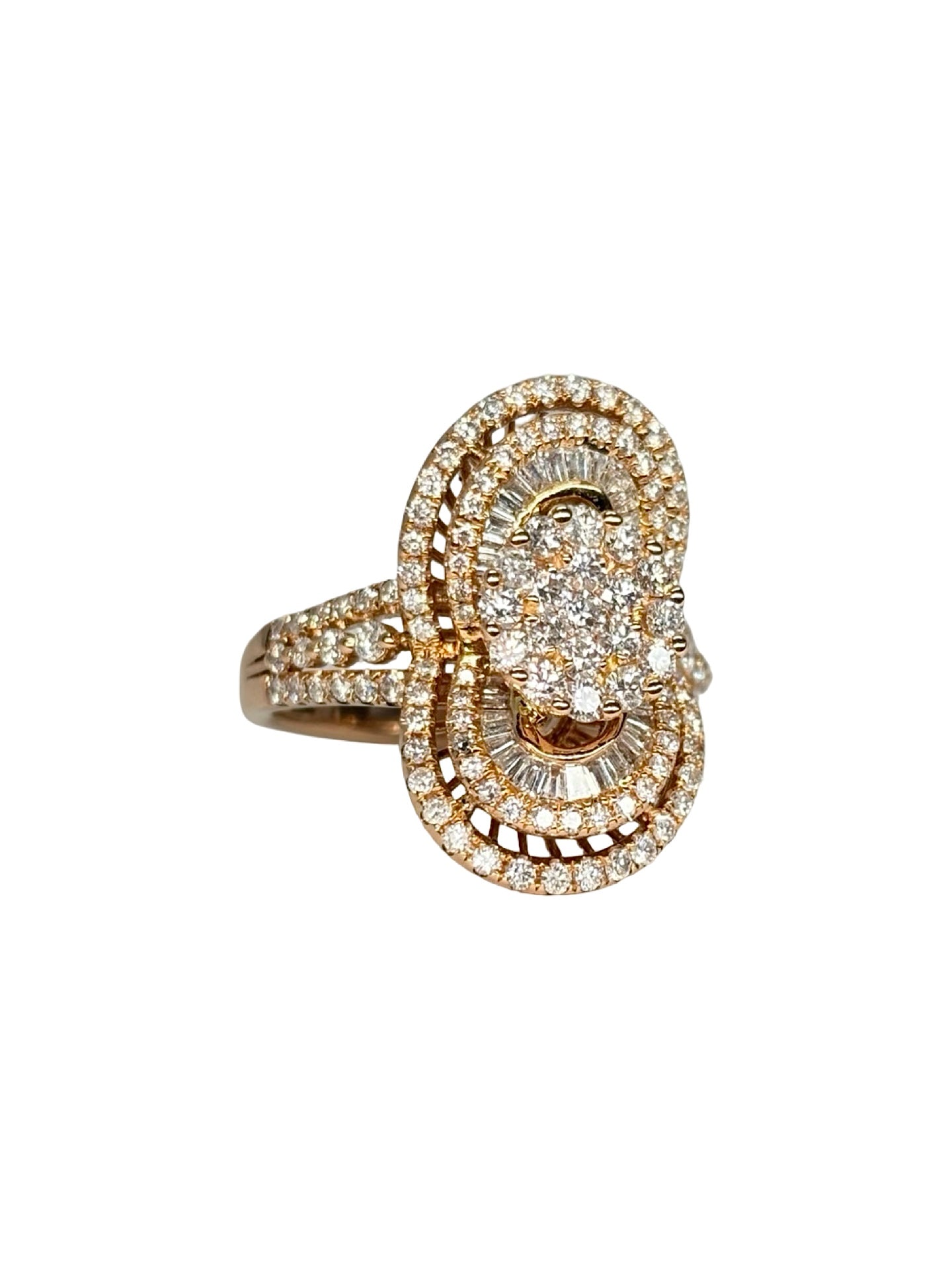 Bague en or rose 18K (750/1000) sertie de diamants naturels totalisant 1,45 ct. Son design élégant met en valeur l'éclat des pierres et la chaleur de l'or rose, offrant un bijou raffiné à porter au quotidien comme lors des grandes occasions. Cette bague en diamants allie finesse, brillance et savoir-faire joaillier. Un modèle intemporel idéal pour un cadeau, des fiançailles ou pour enrichir une collection de bijoux précieux.