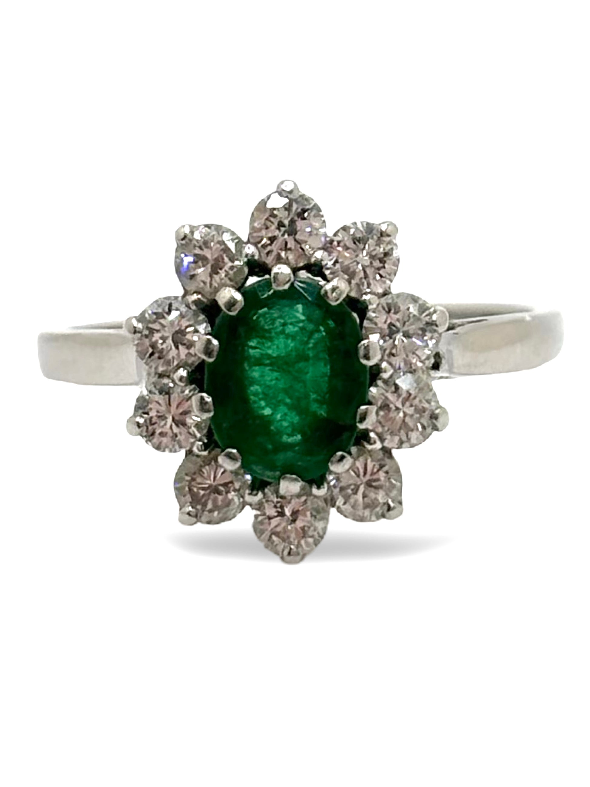 Bague en or blanc sertie d’une émeraude centrale de 1 carat accompagnée de diamants totalisant 0,80 carat. Ce bijou précieux met en valeur le contraste entre le vert intense de l’émeraude et l’éclat lumineux des diamants. Élégante et raffinée, cette bague en or blanc est idéale pour une occasion spéciale, une bague de fiançailles ou un bijou de caractère intemporel.