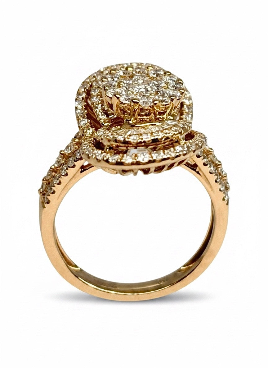 Bague en or rose 18K (750/1000) sertie de diamants naturels totalisant 1,45 ct. Son design élégant met en valeur l'éclat des pierres et la chaleur de l'or rose, offrant un bijou raffiné à porter au quotidien comme lors des grandes occasions. Cette bague en diamants allie finesse, brillance et savoir-faire joaillier. Un modèle intemporel idéal pour un cadeau, des fiançailles ou pour enrichir une collection de bijoux précieux.