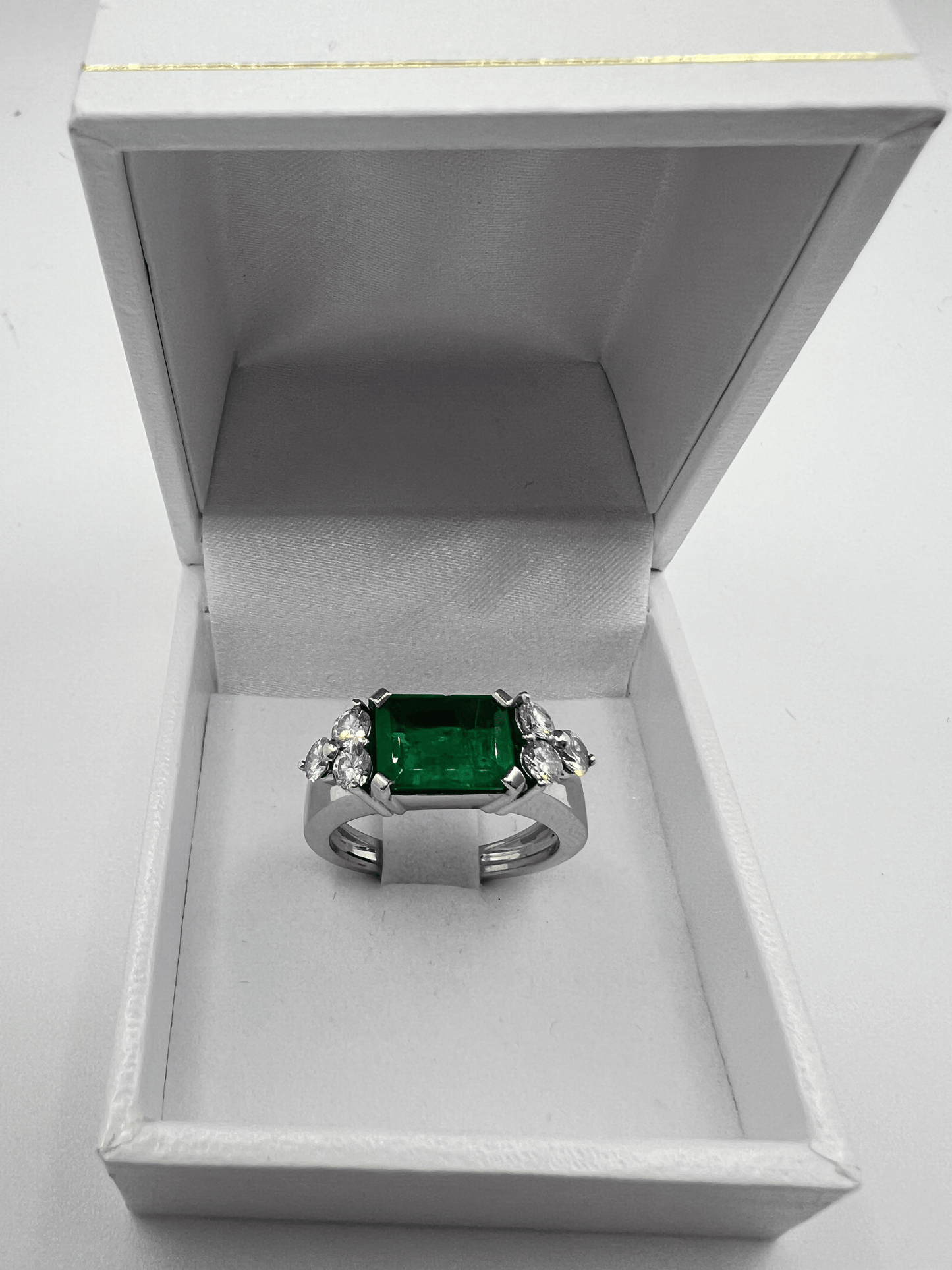 Sublimez votre style avec cette magnifique bague sertie d'une émeraude de 2,40 carats, sublimée par 0,60 carat de diamants étincelants. Un bijou d’exception, livré dans un écrin raffiné, idéal pour une occasion spéciale ou pour offrir un cadeau inoubliable.