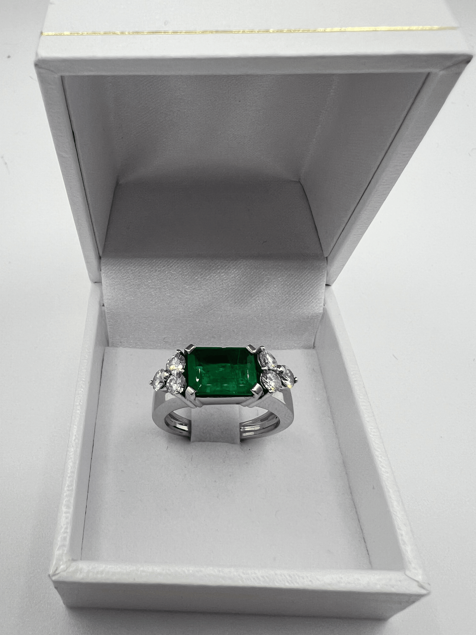 Sublimez votre style avec cette magnifique bague sertie d'une émeraude de 2,40 carats, sublimée par 0,60 carat de diamants étincelants. Un bijou d’exception, livré dans un écrin raffiné, idéal pour une occasion spéciale ou pour offrir un cadeau inoubliable.