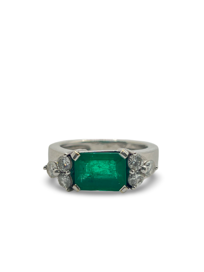 Sublimez votre style avec cette magnifique bague sertie d'une émeraude de 2,40 carats, sublimée par 0,60 carat de diamants étincelants. Un bijou d’exception, livré dans un écrin raffiné, idéal pour une occasion spéciale ou pour offrir un cadeau inoubliable.