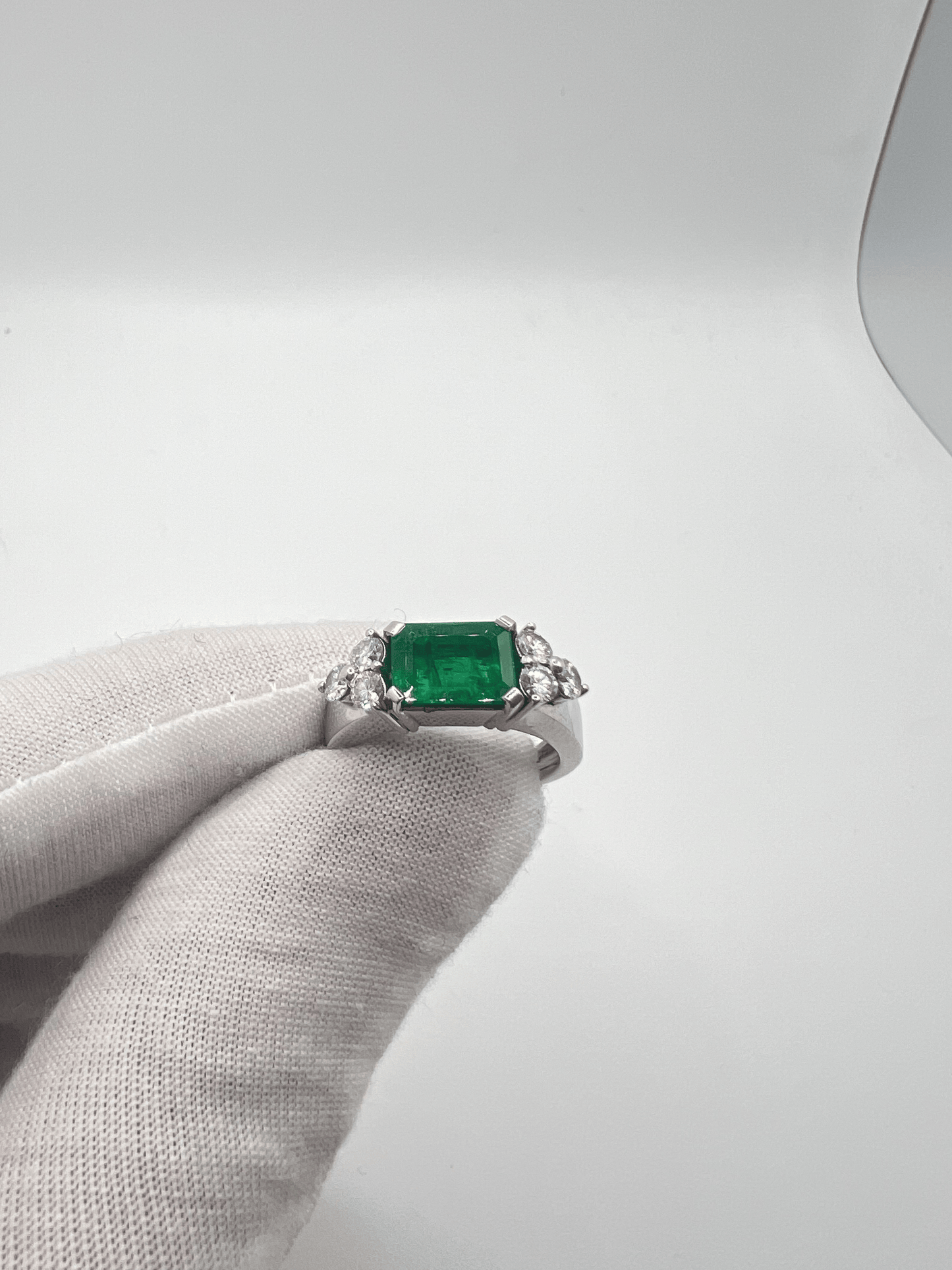 Sublimez votre style avec cette magnifique bague sertie d'une émeraude de 2,40 carats, sublimée par 0,60 carat de diamants étincelants. Un bijou d’exception, livré dans un écrin raffiné, idéal pour une occasion spéciale ou pour offrir un cadeau inoubliable.