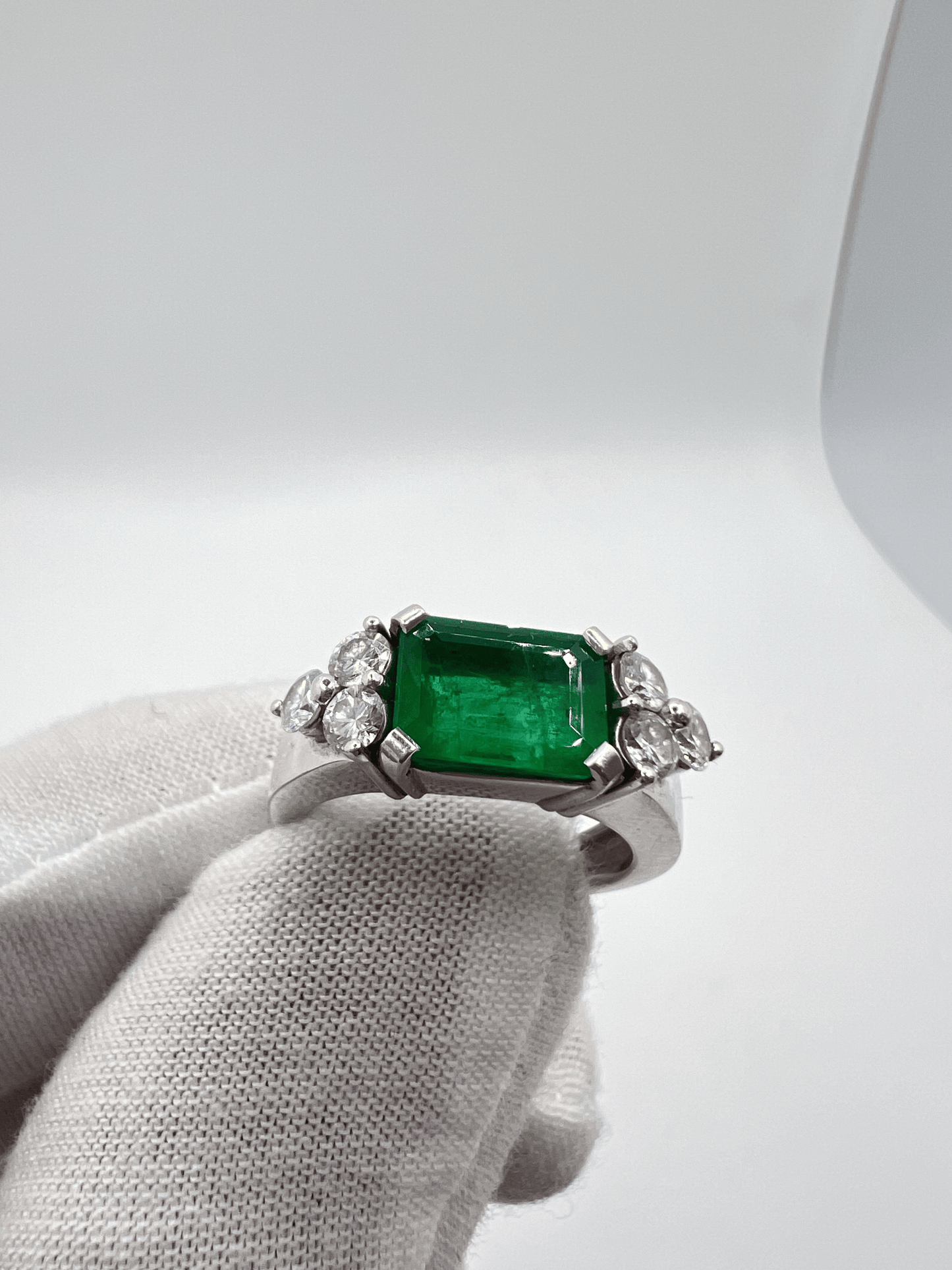 Sublimez votre style avec cette magnifique bague sertie d'une émeraude de 2,40 carats, sublimée par 0,60 carat de diamants étincelants. Un bijou d’exception, livré dans un écrin raffiné, idéal pour une occasion spéciale ou pour offrir un cadeau inoubliable.