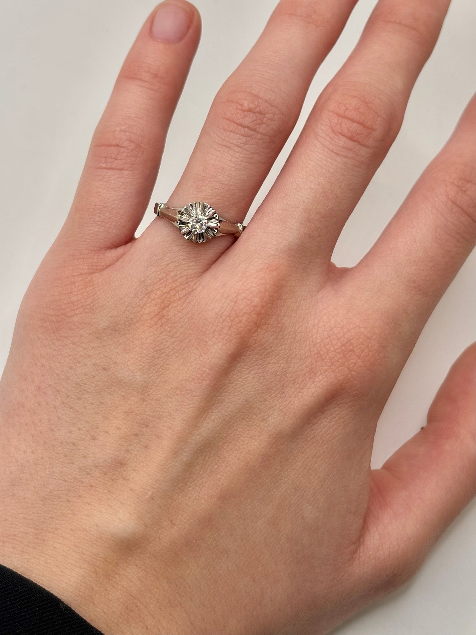 Bague en or 18 carats et platine 950 sertie d’un diamant de 0,18 carat. Élégante et raffinée, cette bague associe la chaleur de l’or à la noblesse du platine pour mettre en valeur l’éclat du diamant. Un bijou intemporel idéal pour une demande en mariage, un anniversaire ou un cadeau précieux du quotidien.
