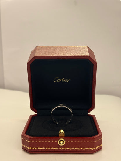 Bague Cartier Love modèle classique en or blanc 18K (750 millièmes). Cette bague iconique de la maison Cartier se distingue par son design intemporel et ses lignes épurées. Comme neuve, elle est accompagnée de son écrin d’origine ainsi que de sa facture d’achat. Avec un poids de 6,8 g et un tour de doigt de 61, cette bague en or blanc Cartier Love constitue un bijou élégant et raffiné, idéal pour les amateurs de joaillerie de luxe.
