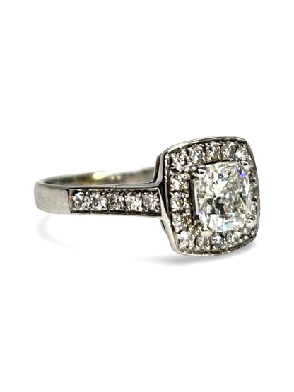 Bague solitaire en or blanc 18 carats sertie d'un diamant de 1,3 carat, au design intemporel et élégant. Cette bague met en valeur une pierre centrale éclatante grâce à une monture raffinée qui maximise sa brillance. Idéale comme bague de fiançailles ou bijou d'exception, elle associe la pureté de l'or blanc à l'éclat du diamant pour un style classique et sophistiqué.