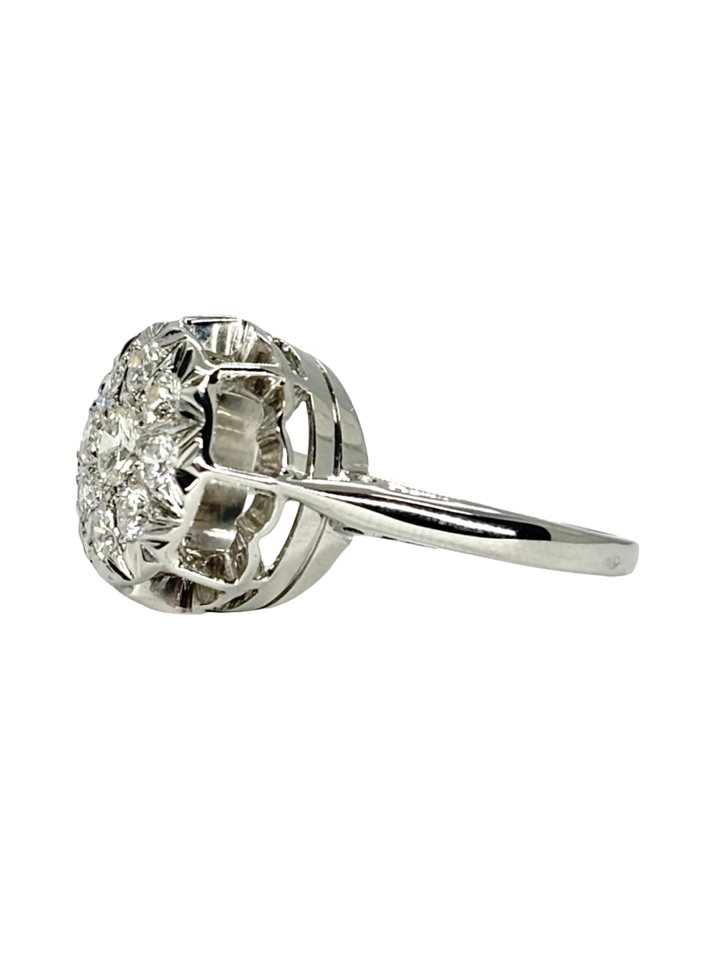 Bague en or blanc 18K sertie de diamants pour un total de 0,60 carat. Cette bague de joaillerie associe la pureté de l’or blanc 18 carats à l’éclat naturel des diamants. Son design raffiné et lumineux apporte une touche d’élégance à la main. Une création précieuse et intemporelle, idéale pour celles et ceux qui recherchent une bague en or blanc ornée de diamants, alliant sophistication, finesse et savoir-faire joaillier.