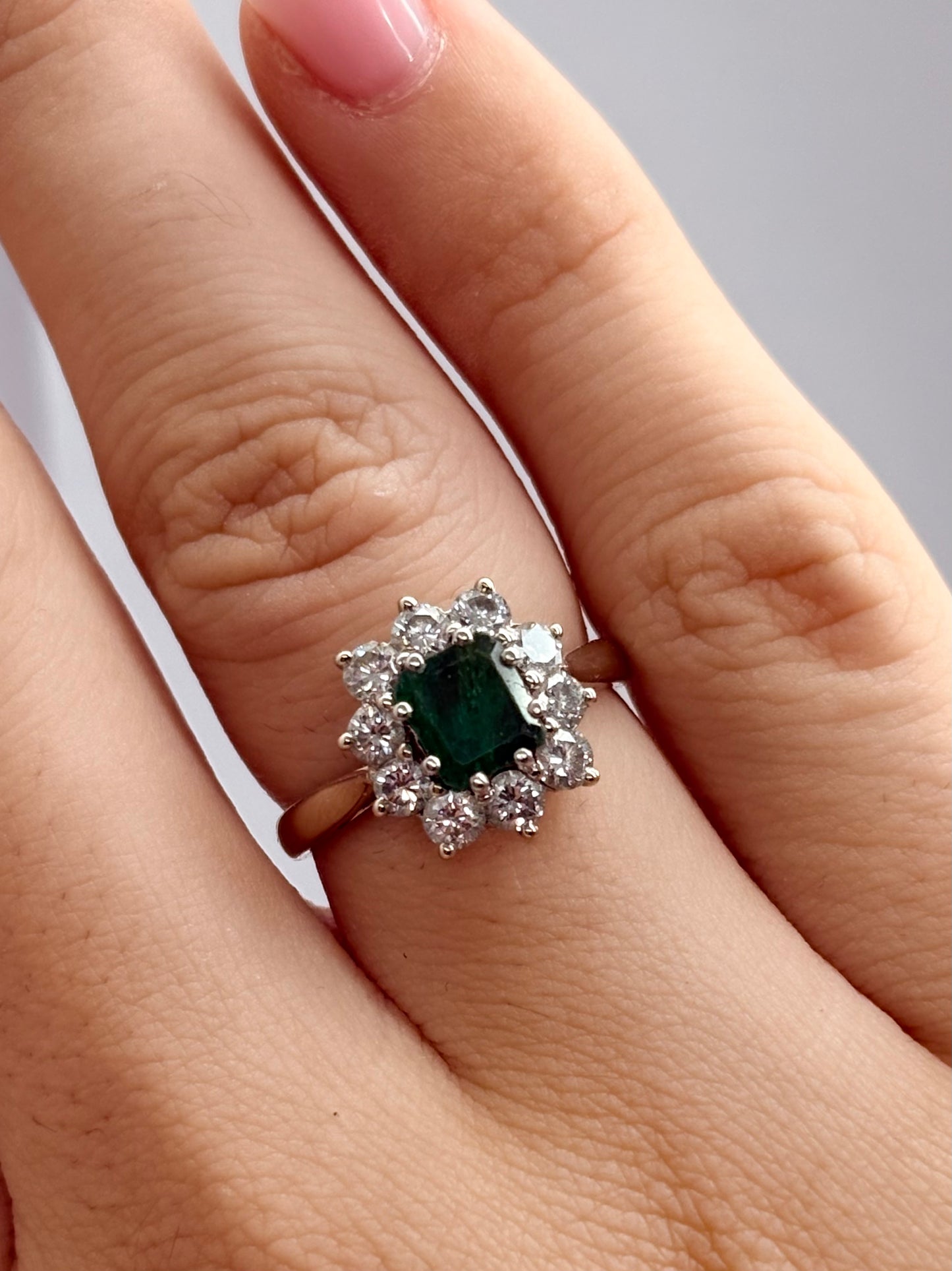 Bague en or blanc 18K (750 millièmes) sertie d’une émeraude de 1,10 carat et de diamants naturels pour un poids total de 0,80 carat. Cette bague de joaillerie associe l’intensité du vert de l’émeraude à l’éclat lumineux des diamants, créant un contraste élégant et raffiné. Ce bijou précieux en or blanc et pierres naturelles séduit par son charme intemporel. Idéale pour sublimer une tenue ou offrir un cadeau d’exception, cette bague émeraude et diamants apporte une touche de sophistication à chaque main.