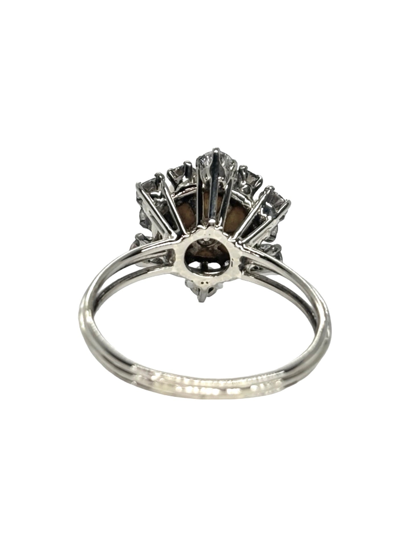 Bague en or blanc 18K sertie d’une perle naturelle élégante et de diamants totalisant 0,90 carat. Un bijou raffiné au design intemporel, alliant l’éclat des diamants à la douceur nacrée de la perle. Monture délicate en or blanc poli, idéale pour sublimer la main avec élégance et sophistication. Pièce de joaillerie précieuse, parfaite pour une occasion spéciale ou une collection haut de gamme.