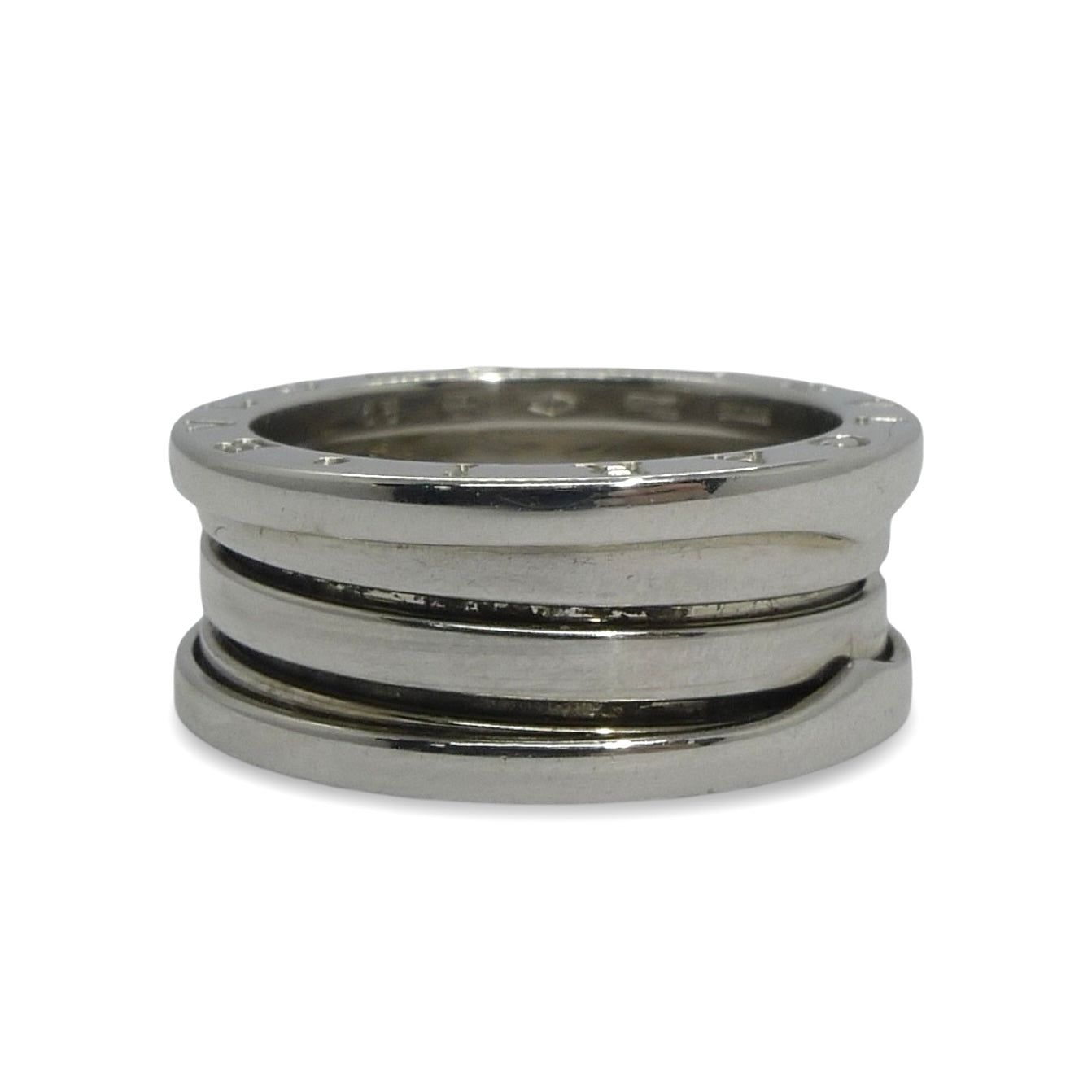 Découvrez l’intemporelle bague B.Zero de Bulgari, réalisée en or blanc 18K, symbole d’élégance moderne et de créativité joaillière. Inspirée de l’architecture et du design italien, cette pièce emblématique séduit par ses lignes audacieuses et son allure contemporaine. Un bijou signature idéal pour sublimer toutes vos tenues et compléter votre collection de bijoux de créateur. 