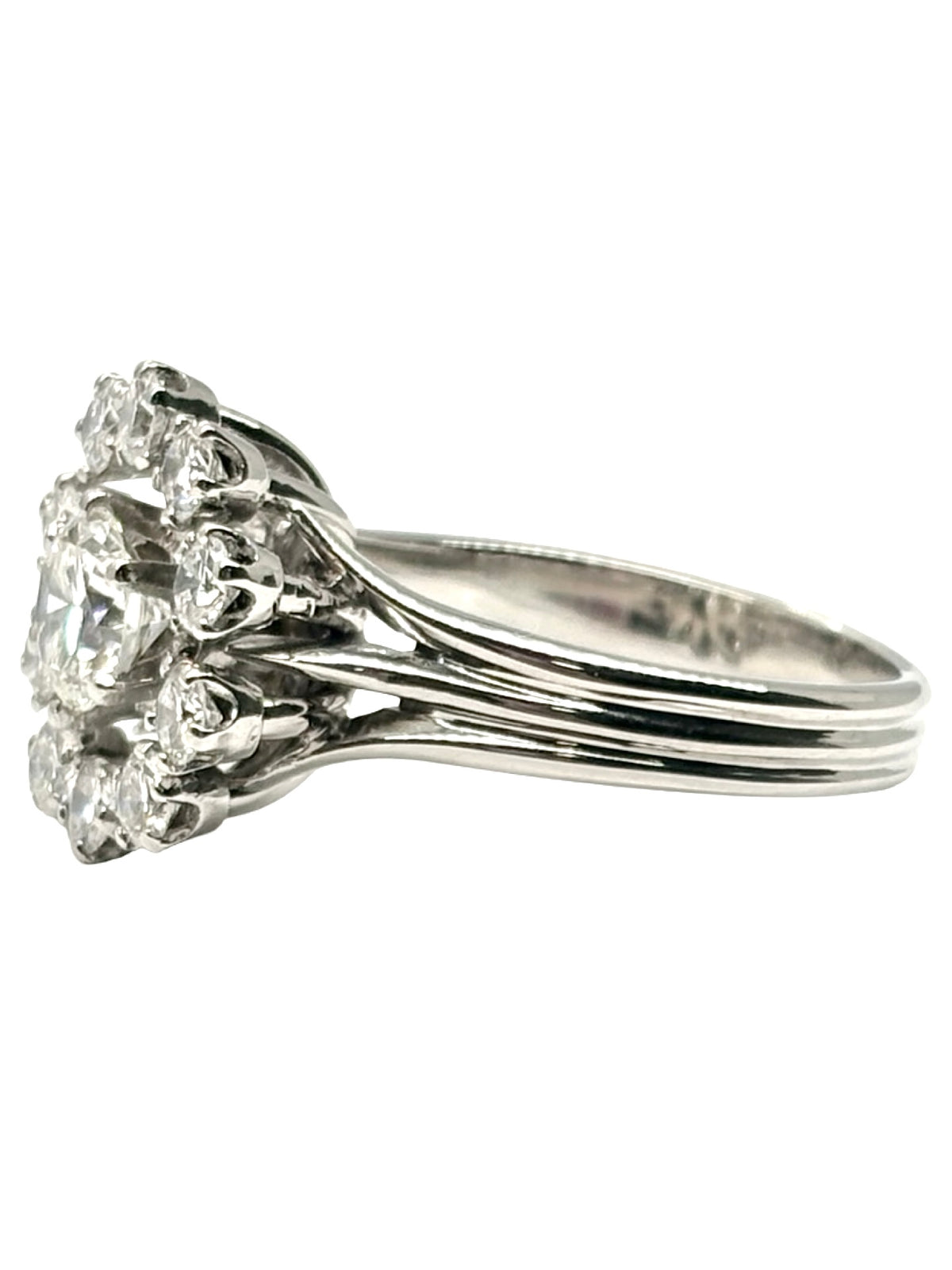 Bague solitaire en or blanc 18K sertie d’un diamant de 1,35 ct. Cette bague de joaillerie élégante met en valeur un diamant central lumineux, sublimé par l’éclat de l’or blanc 18 carats. Un modèle raffiné et intemporel, idéal comme bague de fiançailles ou bijou précieux à porter au quotidien. Cette bague diamant associe sophistication, élégance et savoir-faire joaillier pour une pièce délicate et lumineuse.