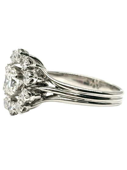Bague solitaire en or blanc 18K sertie d’un diamant de 1,35 ct. Cette bague de joaillerie élégante met en valeur un diamant central lumineux, sublimé par l’éclat de l’or blanc 18 carats. Un modèle raffiné et intemporel, idéal comme bague de fiançailles ou bijou précieux à porter au quotidien. Cette bague diamant associe sophistication, élégance et savoir-faire joaillier pour une pièce délicate et lumineuse.