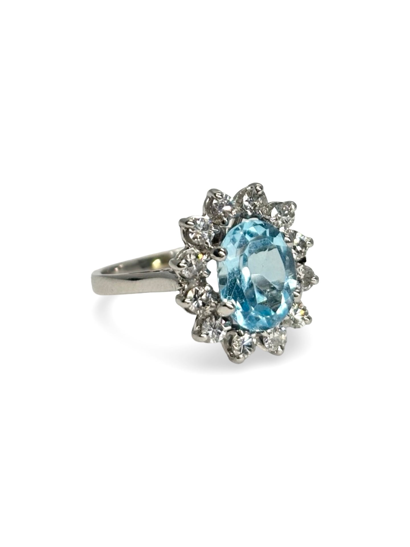 Bague en or blanc 18 carats sertie d’une aigue-marine de 1,5 carat, sublimée par des diamants pour un poids total de 0,50 carat. Ce bijou raffiné met en valeur l’éclat bleu cristallin de l’aigue-marine, rehaussé par la brillance des diamants. Son design élégant et intemporel en fait une bague idéale pour une occasion spéciale, des fiançailles ou un cadeau précieux. Elle se porte seule ou associée à d’autres bijoux en or blanc.
