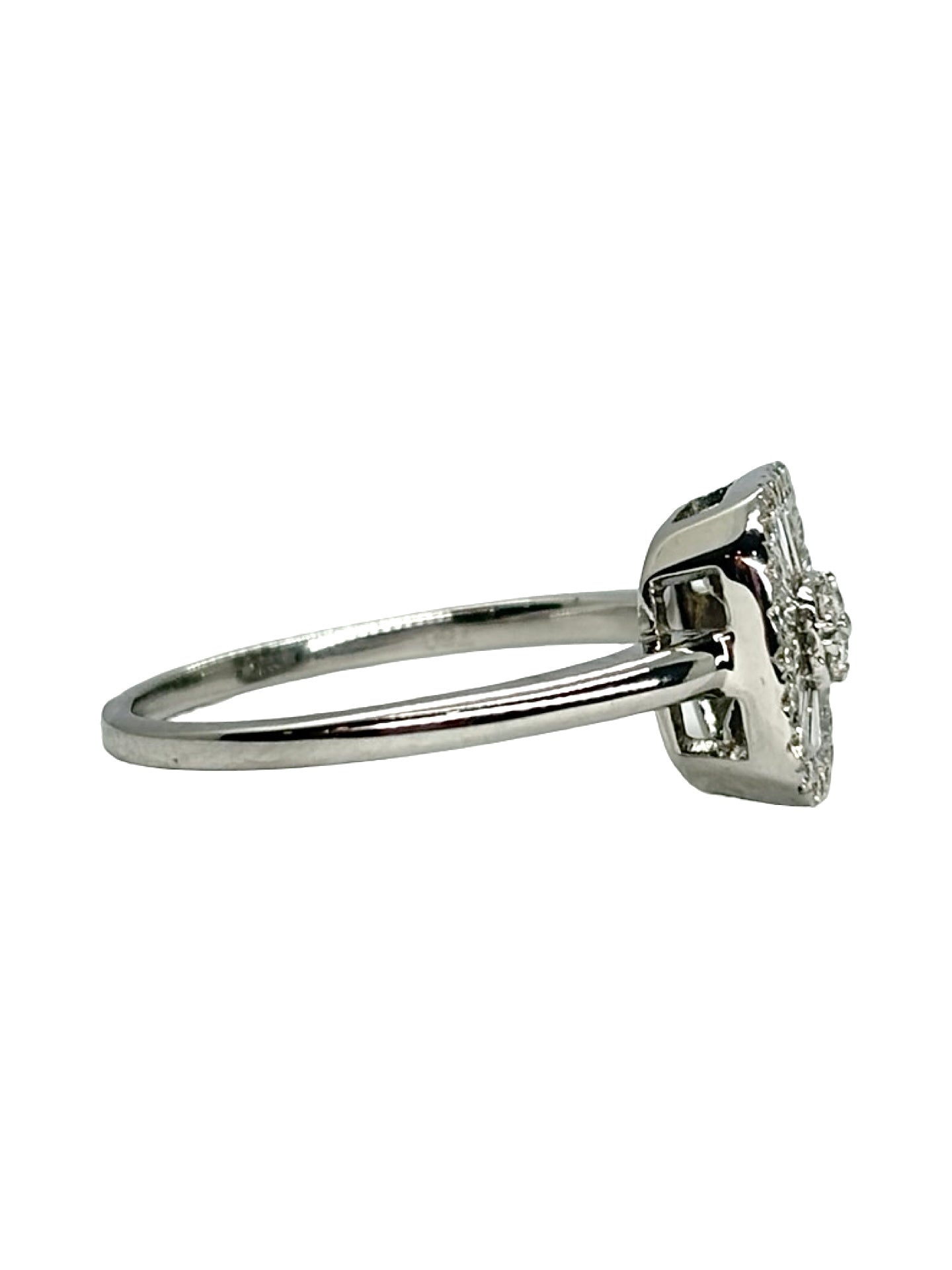 Bague en or blanc 18K sertie de diamants pour une élégance intemporelle. Cette bague joaillerie en or blanc 18 carats et diamants 0,50 ct se distingue par son design raffiné et son éclat lumineux. La bague précieuse met en valeur la brillance des diamants délicatement sertis sur l’or blanc. Une création élégante et sophistiquée, idéale pour sublimer une tenue ou offrir un bijou précieux. Bague diamant en or blanc 18K, parfaite pour les amateurs de joaillerie raffinée.