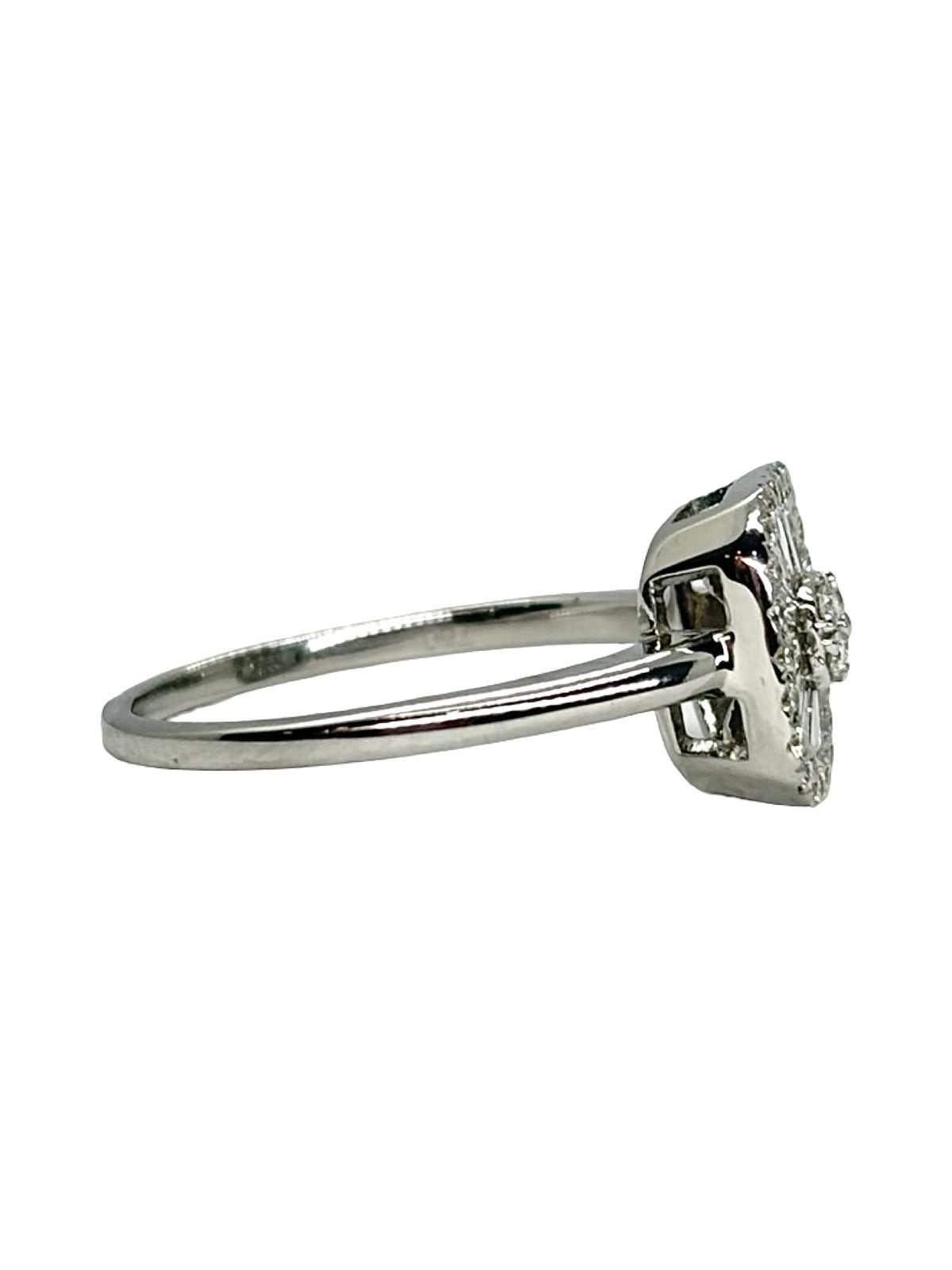 Bague en or blanc 18K sertie de diamants pour une élégance intemporelle. Cette bague joaillerie en or blanc 18 carats et diamants 0,50 ct se distingue par son design raffiné et son éclat lumineux. La bague précieuse met en valeur la brillance des diamants délicatement sertis sur l’or blanc. Une création élégante et sophistiquée, idéale pour sublimer une tenue ou offrir un bijou précieux. Bague diamant en or blanc 18K, parfaite pour les amateurs de joaillerie raffinée.