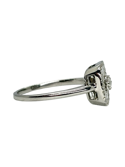 Bague en or blanc 18K sertie de diamants pour une élégance intemporelle. Cette bague joaillerie en or blanc 18 carats et diamants 0,50 ct se distingue par son design raffiné et son éclat lumineux. La bague précieuse met en valeur la brillance des diamants délicatement sertis sur l’or blanc. Une création élégante et sophistiquée, idéale pour sublimer une tenue ou offrir un bijou précieux. Bague diamant en or blanc 18K, parfaite pour les amateurs de joaillerie raffinée.