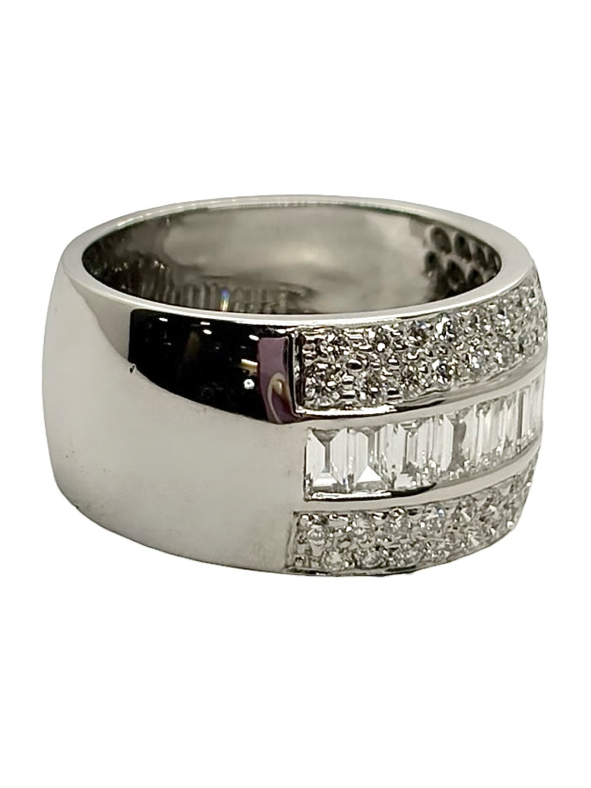 Bague en or blanc 18K sertie de diamants d’un poids total de 1,50 ct. Cette bague de joaillerie élégante séduit par l’éclat de ses diamants et la finesse de son or blanc 18 carats. Son design raffiné en fait un bijou intemporel et sophistiqué, idéal pour sublimer une tenue au quotidien ou lors d’une occasion spéciale. Une pièce précieuse et lumineuse pour les amateurs de bijoux en or blanc et de diamants.