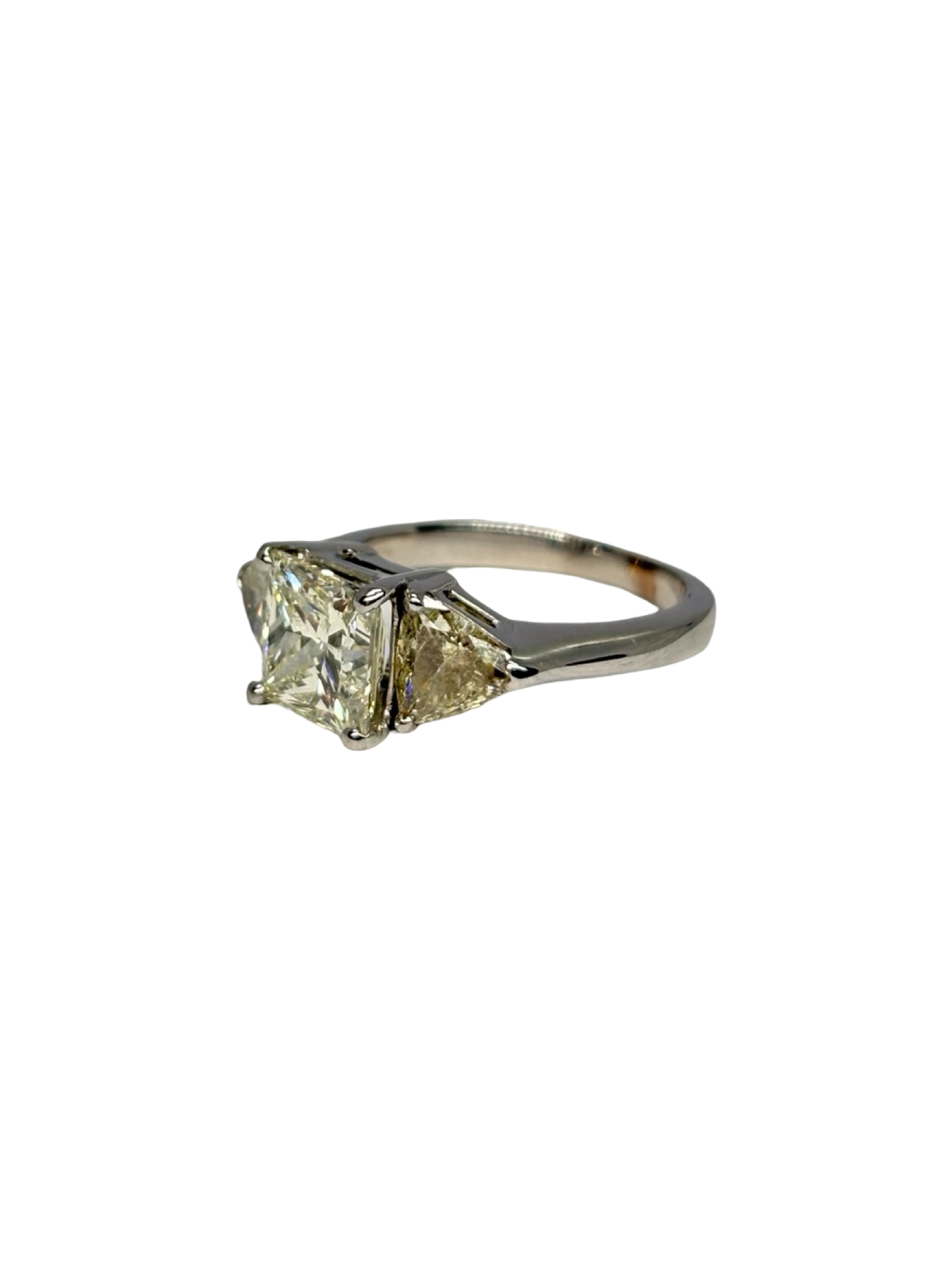Bague en or blanc 18K sertie de diamants pour une création joaillière élégante et raffinée. Ce bijou précieux associe l’éclat lumineux de l’or blanc 18 carats à un total de 3,70 ct de diamants. Son design sophistiqué sublime la main et apporte une touche de luxe intemporel. Une bague en diamants idéale pour une occasion spéciale ou pour enrichir une collection de haute joaillerie. Bijou précieux en or blanc 18K et diamants 3,70 ct.