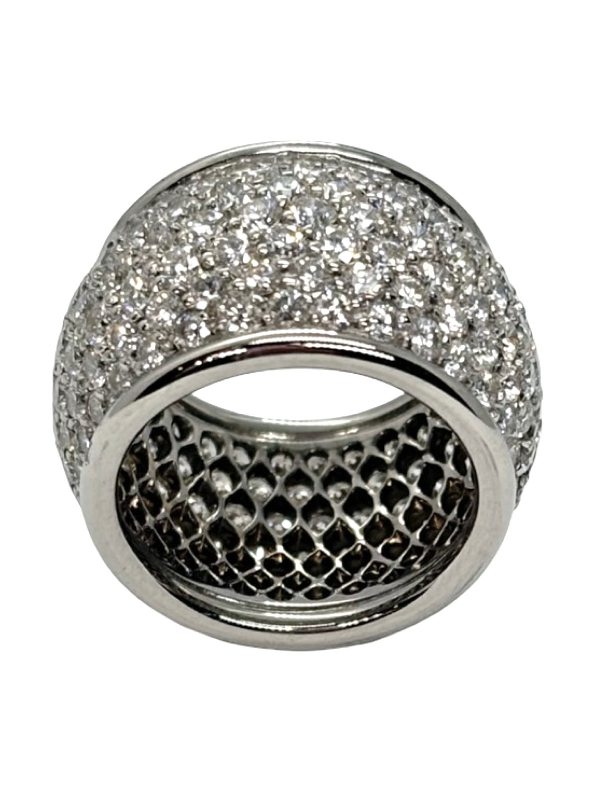 Bague dôme en or blanc 18K, sertie de diamants naturels pour un poids total d’environ 7 carats. Son design bombé et volumineux met en valeur l’éclat des diamants et la finesse de l’or blanc 18 carats. Cette bague de joaillerie se distingue par sa silhouette élégante, son volume généreux et son style intemporel. Une pièce précieuse et lumineuse, idéale pour sublimer une tenue et apporter une touche raffinée au quotidien.