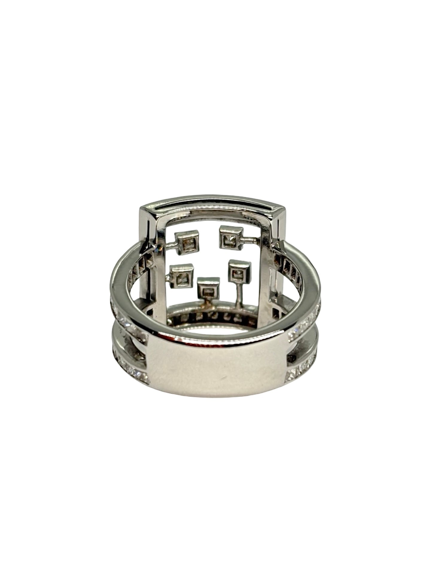 Bague en or blanc 18K (750/1000) sertie de diamants naturels totalisant 1,10 ct. Son design raffiné met en valeur l'éclat des pierres et la pureté de l'or blanc, offrant un bijou élégant et intemporel. Idéale pour une bague de fiançailles, un anniversaire ou un cadeau précieux, cette création allie finesse, brillance et savoir-faire joaillier. Une bague en diamants pensée pour sublimer chaque tenue avec élégance.