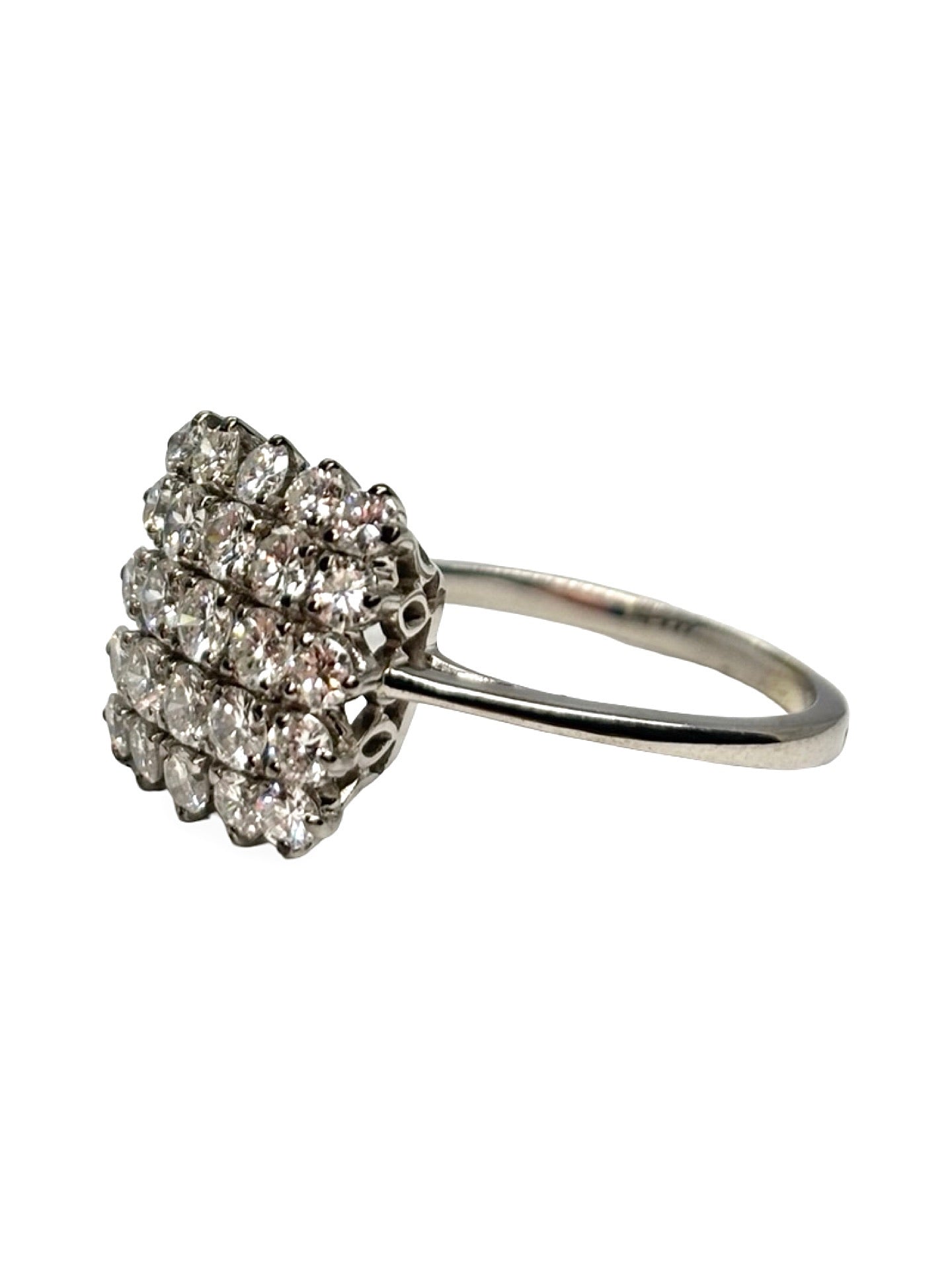 Bague en or blanc 18K sertie de diamants totalisant 1,5 carat, au design élégant et intemporel. Bijou raffiné mettant en valeur l’éclat intense des pierres et la brillance de l’or blanc poli. Monture délicate et lumineuse, idéale pour sublimer la main avec sophistication. Une pièce de joaillerie précieuse, parfaite pour une occasion spéciale ou un usage quotidien élégant.