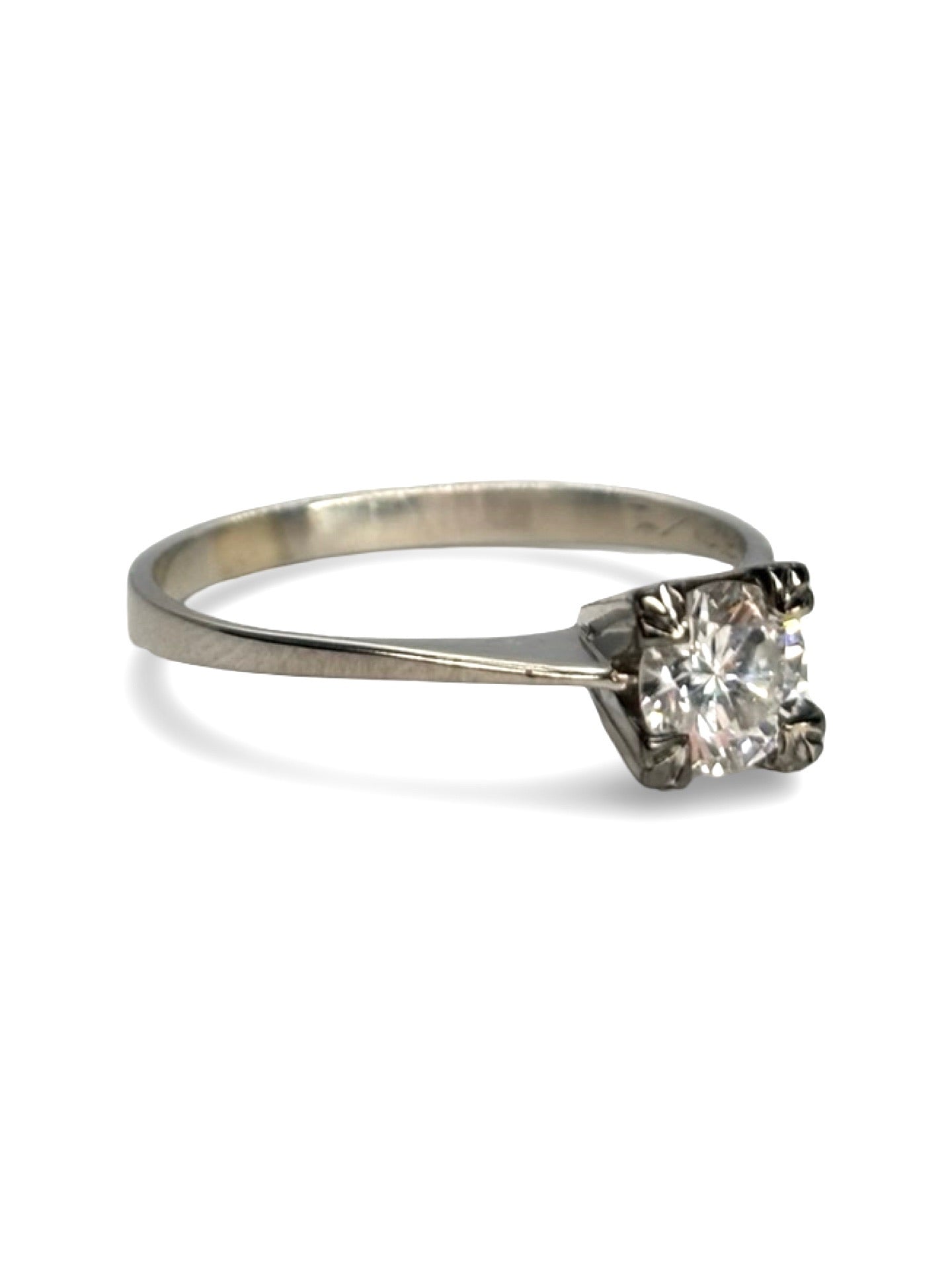 Solitaire en or blanc 18K serti d’un diamant de 0,50 carat, au design élégant et intemporel. Bague raffinée mettant en valeur l’éclat de la pierre centrale, idéale pour une demande en mariage ou un bijou précieux du quotidien. Monture en or blanc poli offrant une finition brillante et durable, parfaite pour sublimer la main avec discrétion et sophistication.