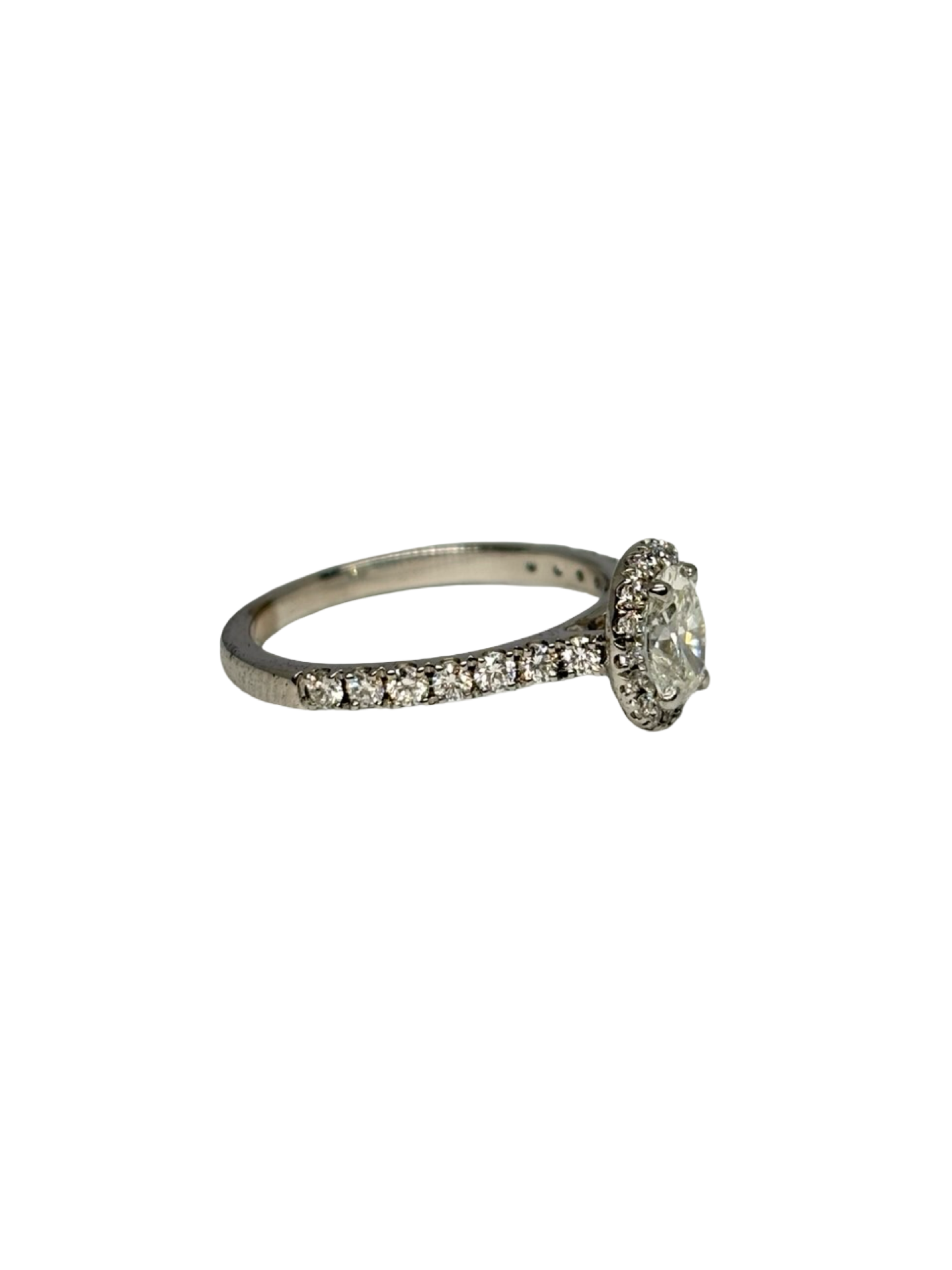 Bague solitaire en or blanc 18K ornée d’un diamant de 0,80 carat. Cette bague en or blanc 18 carats met en valeur un diamant central de 0,80 ct, idéal pour une demande en mariage, des fiançailles ou une occasion particulière. Son design intemporel et élégant sublime la pierre précieuse et apporte une touche de raffinement. Une bague solitaire en diamant délicate et lumineuse, parfaite pour celles qui recherchent un bijou classique et sophistiqué.