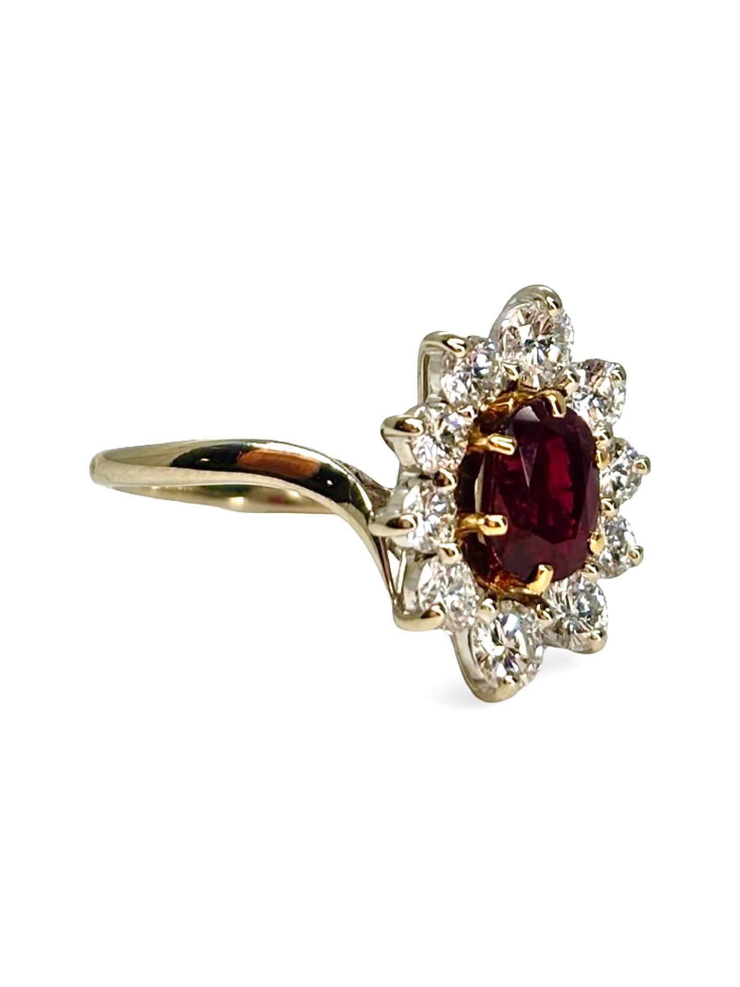 Bague marguerite en or blanc 18 carats ornée d’un rubis naturel non chauffé de 1,54 carat, entouré d’un halo de diamants totalisant 1,68 carat. Cette bague ancienne séduit par son élégance intemporelle, l’éclat de ses diamants et la couleur profonde de son rubis. Bijou raffiné idéal pour une collection, des fiançailles ou une occasion d’exception.