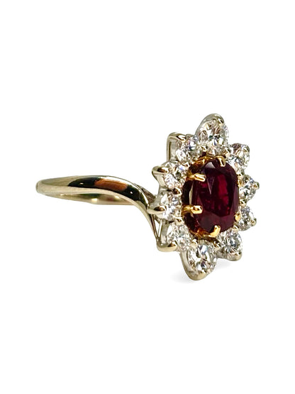Bague marguerite en or blanc 18 carats ornée d’un rubis naturel non chauffé de 1,54 carat, entouré d’un halo de diamants totalisant 1,68 carat. Cette bague ancienne séduit par son élégance intemporelle, l’éclat de ses diamants et la couleur profonde de son rubis. Bijou raffiné idéal pour une collection, des fiançailles ou une occasion d’exception.