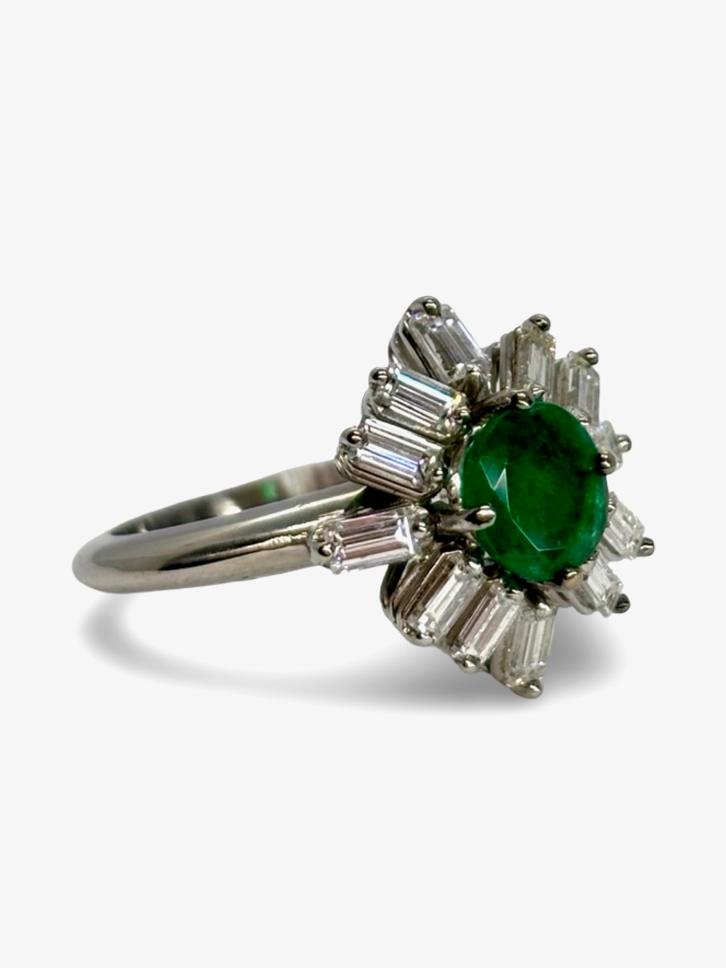 Bague en or blanc 18 carats ornée d’une émeraude de 1 carat et de diamants totalisant 0,60 carat. Ce bijou raffiné séduit par l’intensité du vert profond de l’émeraude, sublimée par l’éclat lumineux des diamants. Élégante et intemporelle, cette bague précieuse apporte une touche de sophistication à toutes les occasions, entre luxe discret et charme exceptionnel.