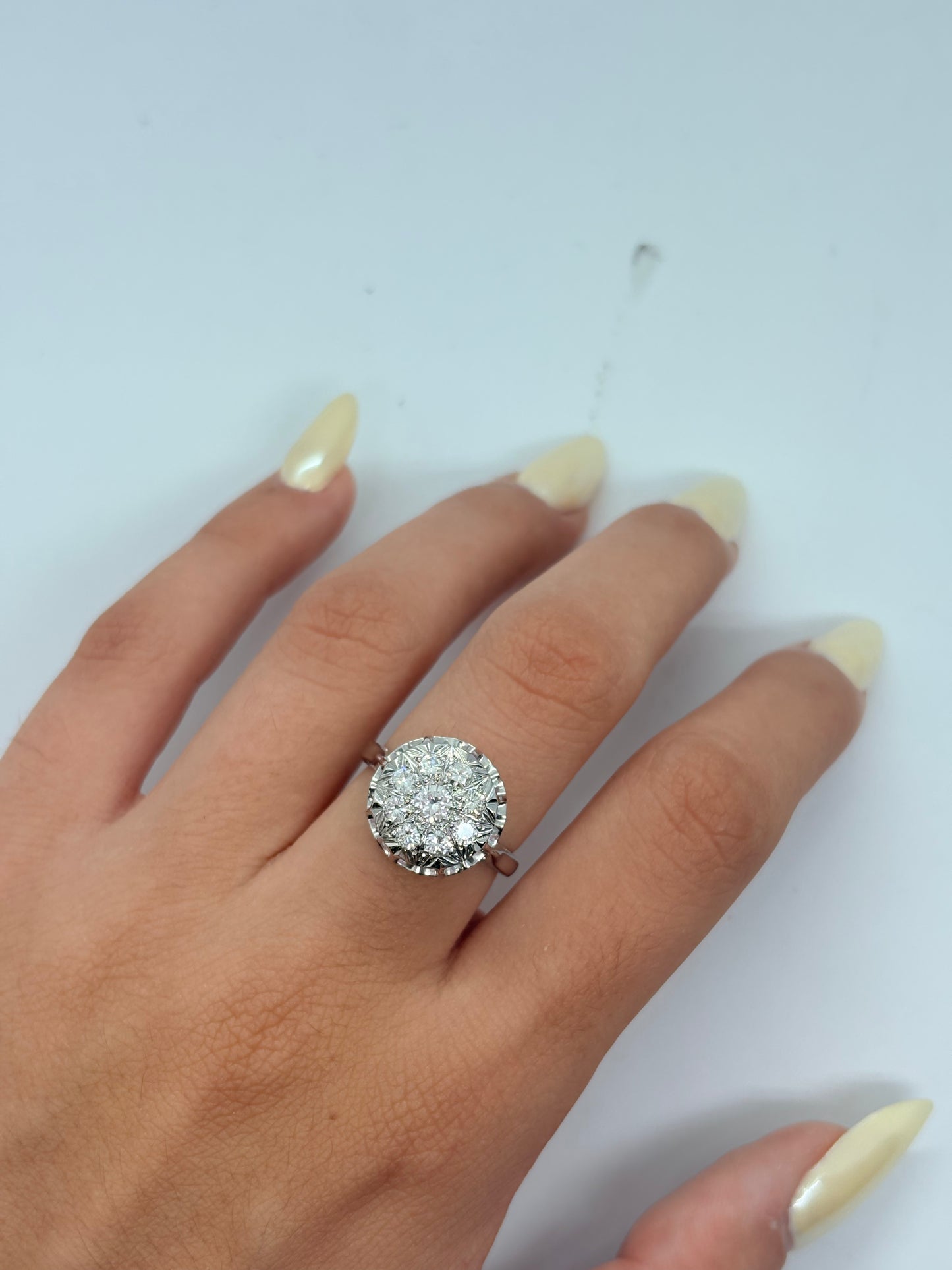 Bague en or blanc 18K sertie de diamants pour un total de 0,60 carat. Cette bague de joaillerie associe la pureté de l’or blanc 18 carats à l’éclat naturel des diamants. Son design raffiné et lumineux apporte une touche d’élégance à la main. Une création précieuse et intemporelle, idéale pour celles et ceux qui recherchent une bague en or blanc ornée de diamants, alliant sophistication, finesse et savoir-faire joaillier.