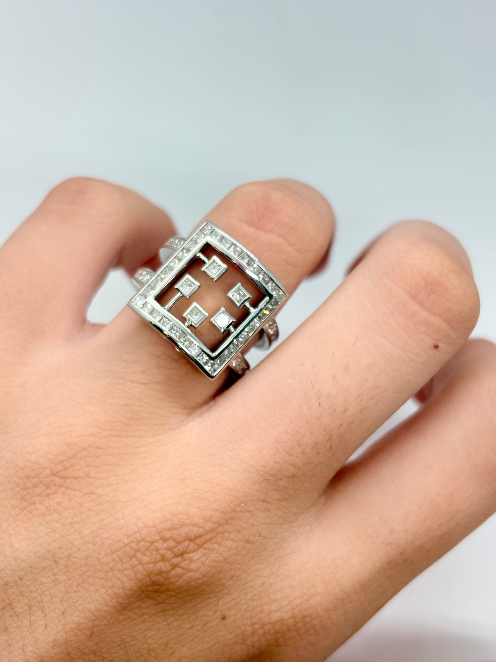 Bague en or blanc 18K (750/1000) sertie de diamants naturels totalisant 1,10 ct. Son design raffiné met en valeur l'éclat des pierres et la pureté de l'or blanc, offrant un bijou élégant et intemporel. Idéale pour une bague de fiançailles, un anniversaire ou un cadeau précieux, cette création allie finesse, brillance et savoir-faire joaillier. Une bague en diamants pensée pour sublimer chaque tenue avec élégance.